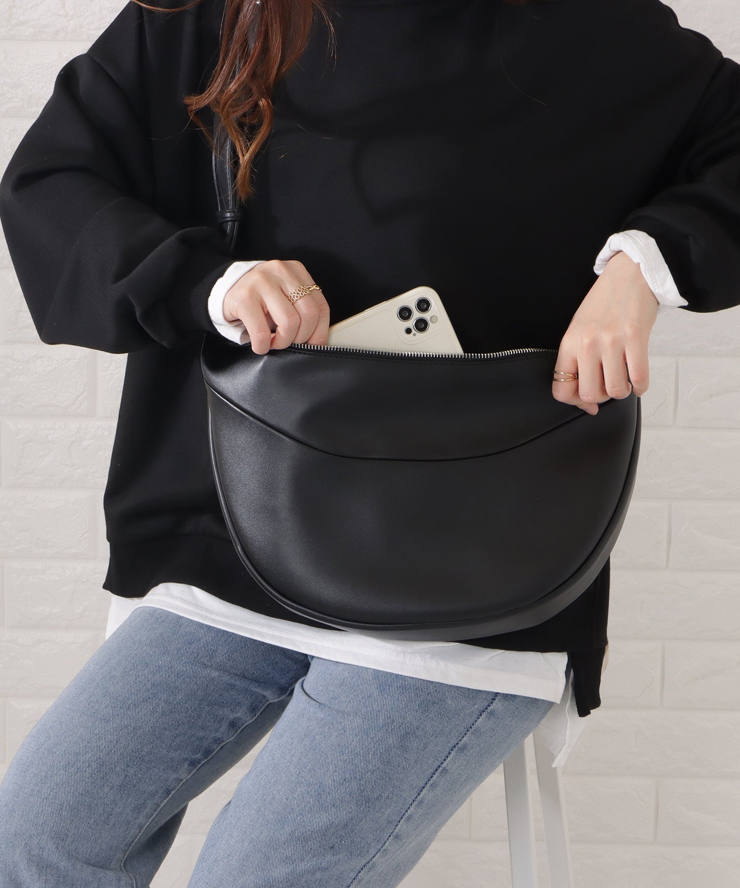 レザー調ハーフムーンショルダーバッグ