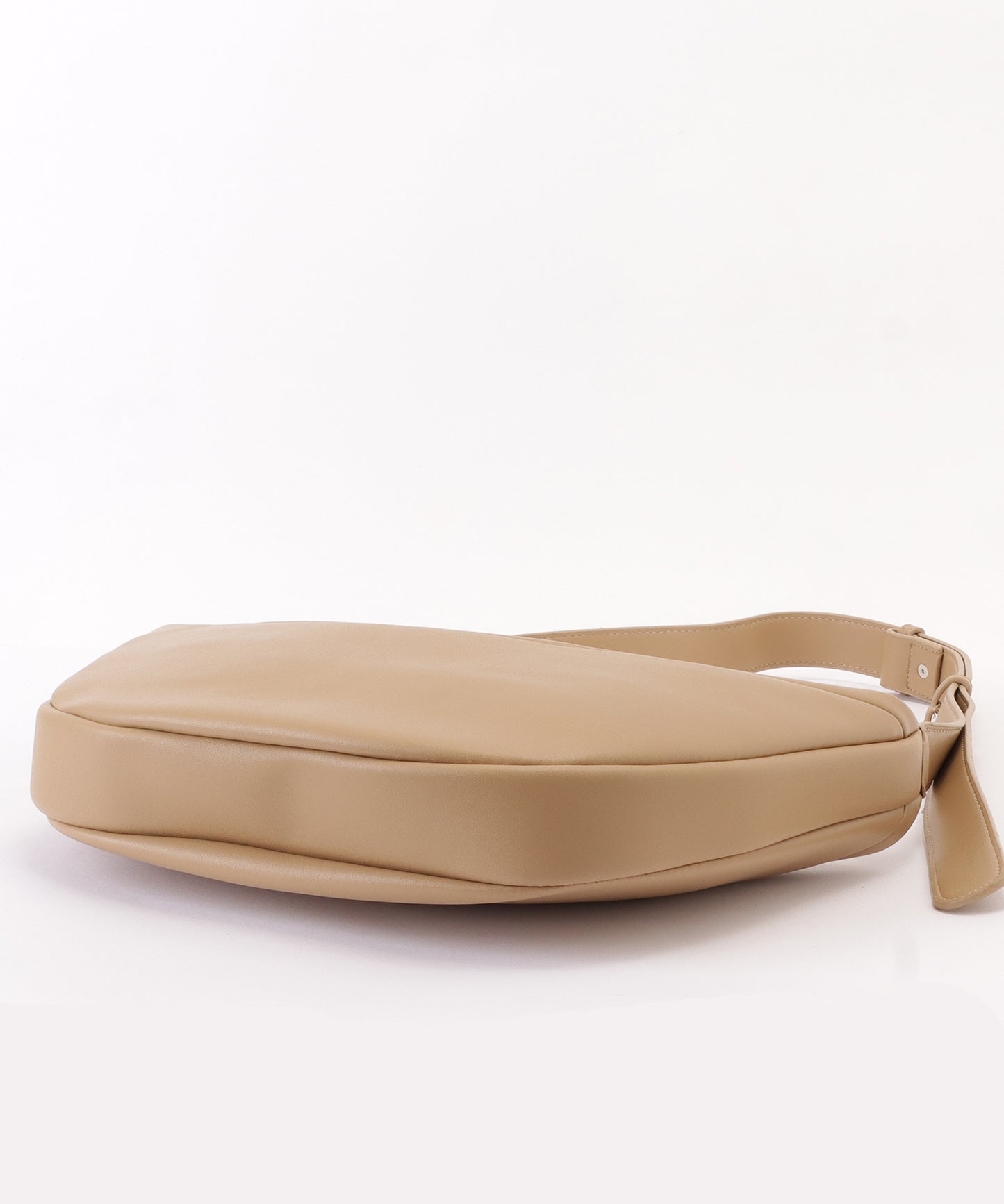 レザー調ハーフムーンショルダーバッグ