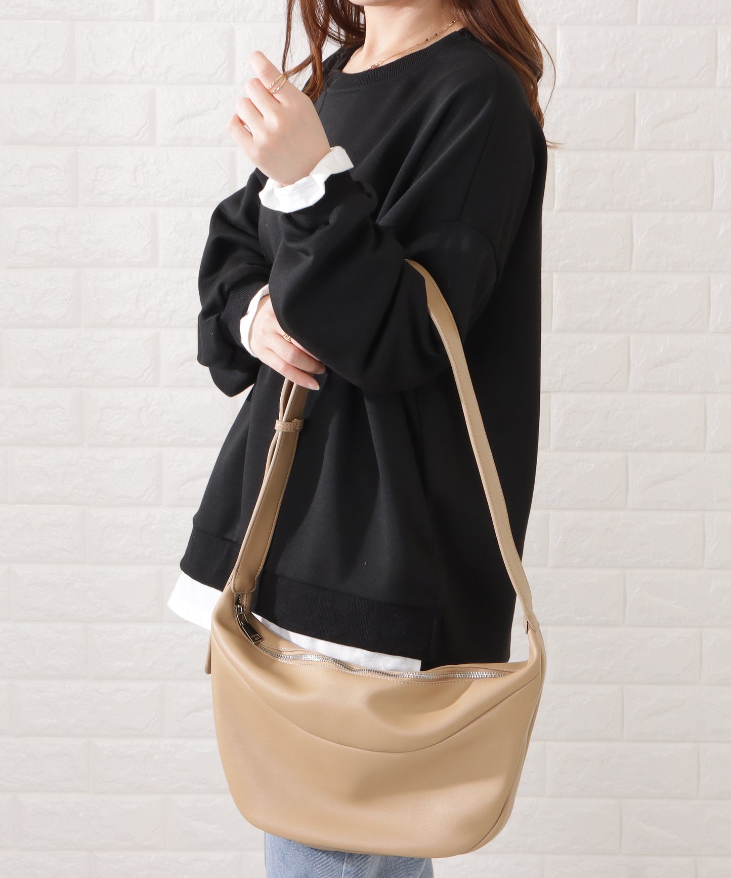 レザー調ハーフムーンショルダーバッグ