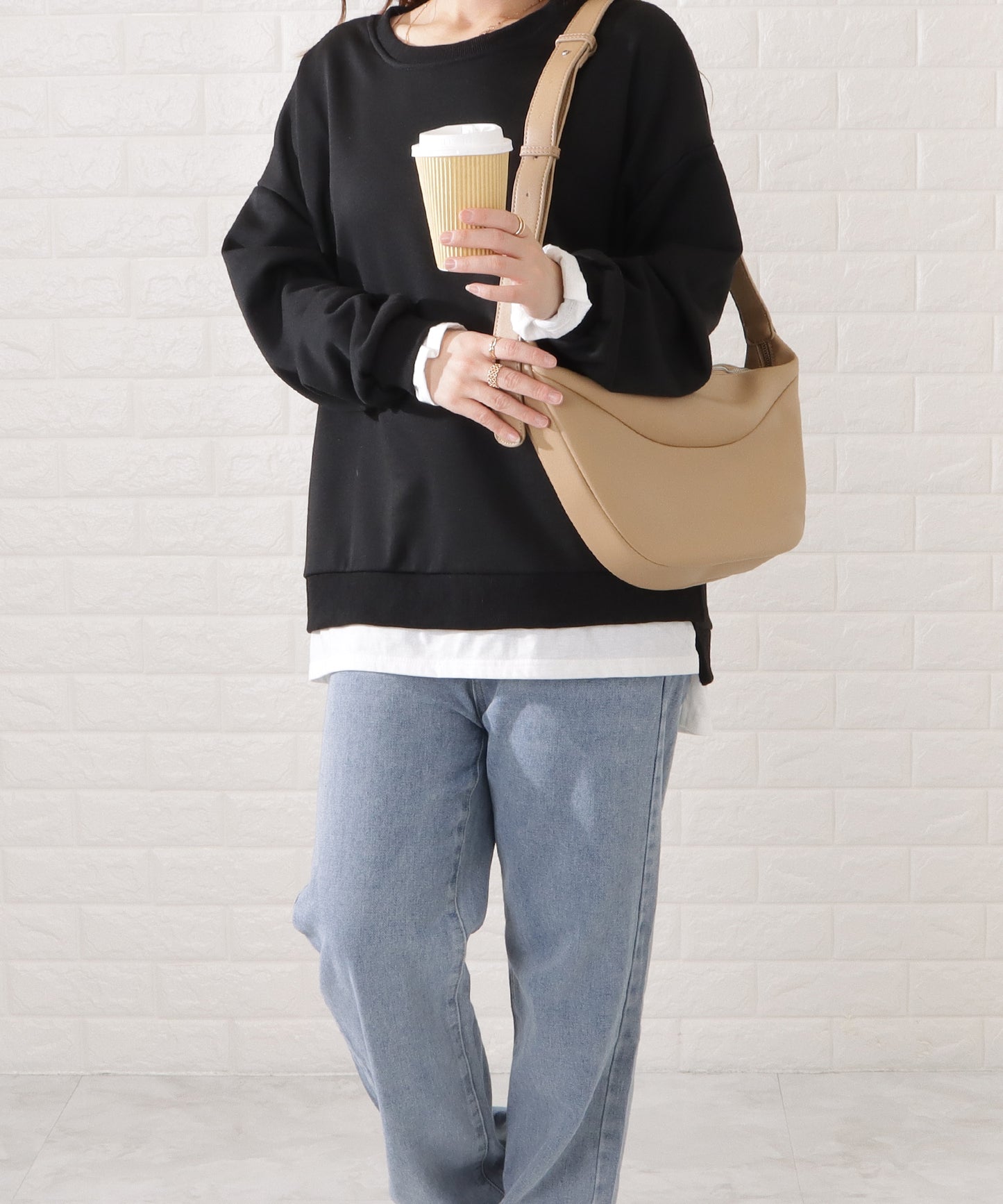 レザー調ハーフムーンショルダーバッグ