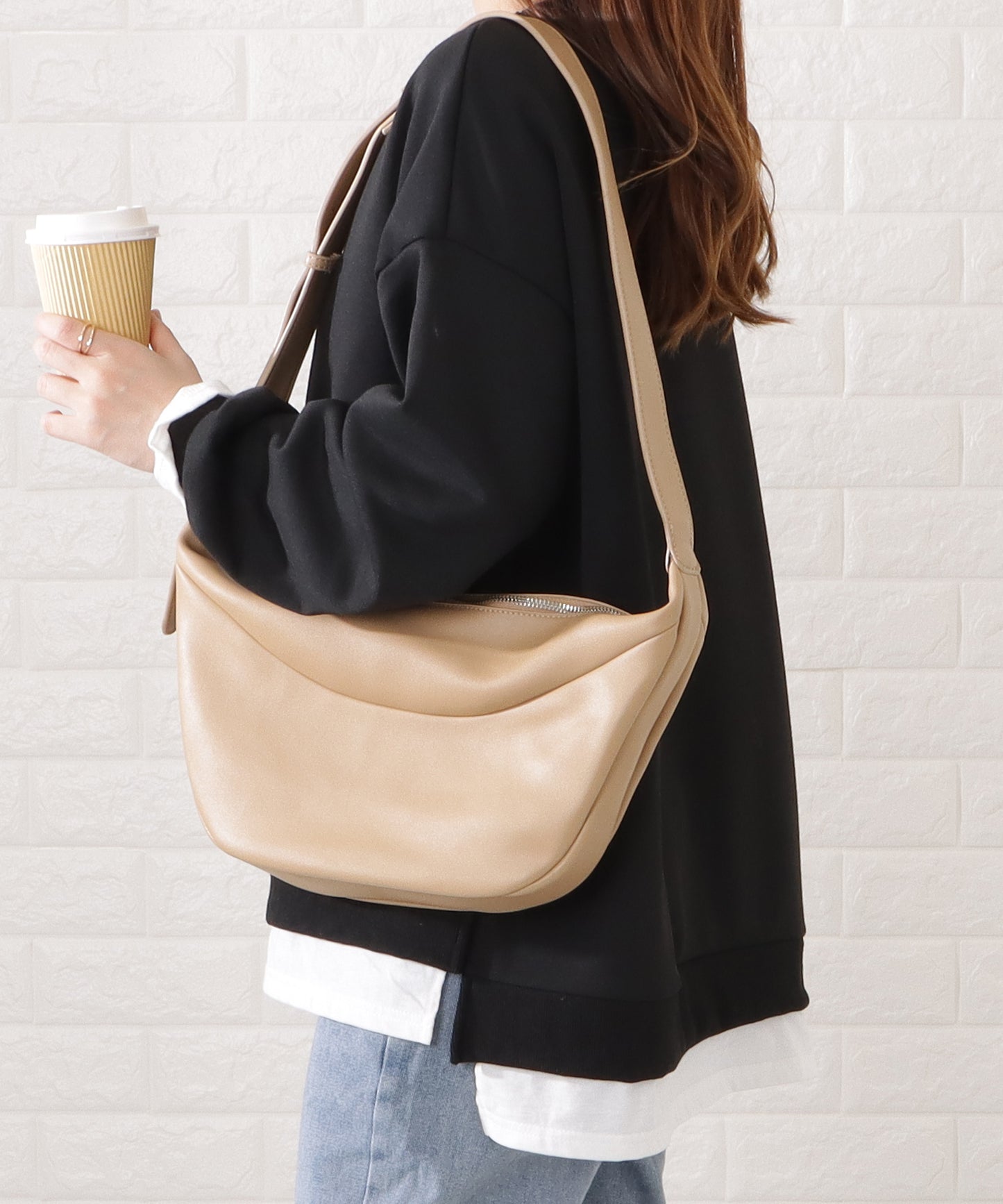 レザー調ハーフムーンショルダーバッグ