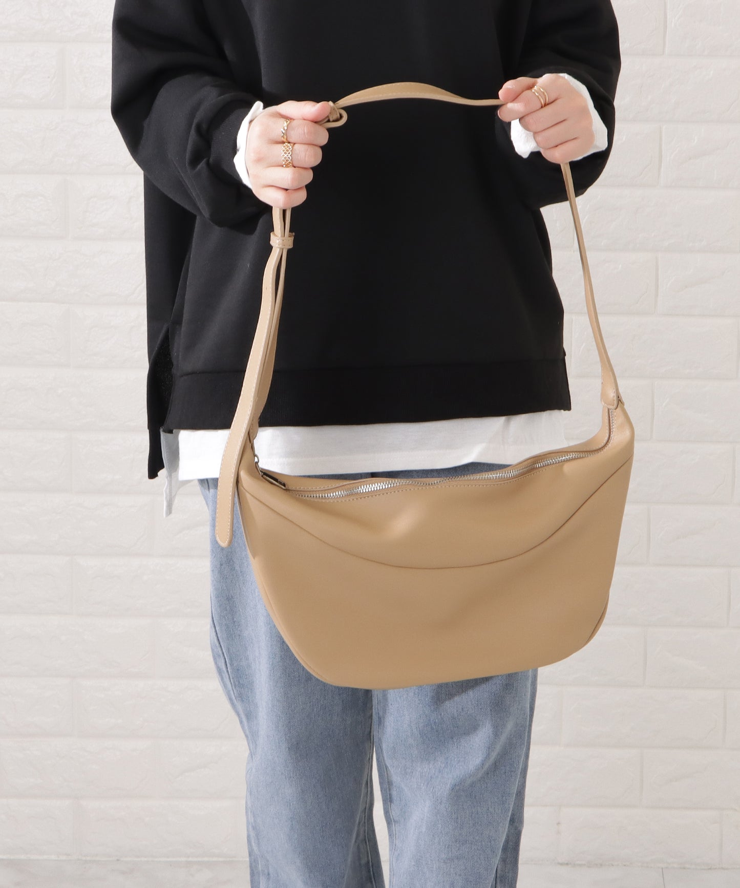 レザー調ハーフムーンショルダーバッグ