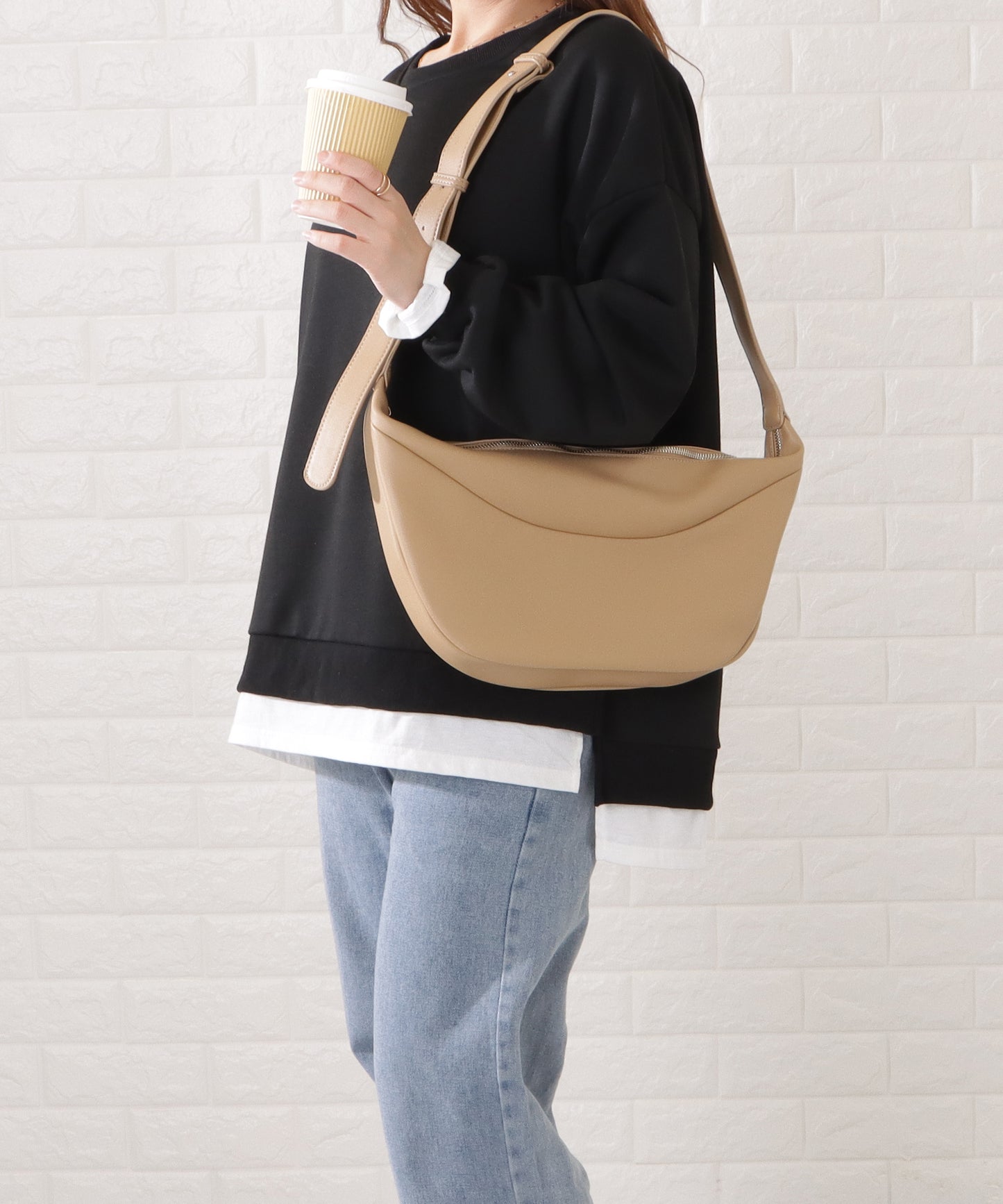 レザー調ハーフムーンショルダーバッグ