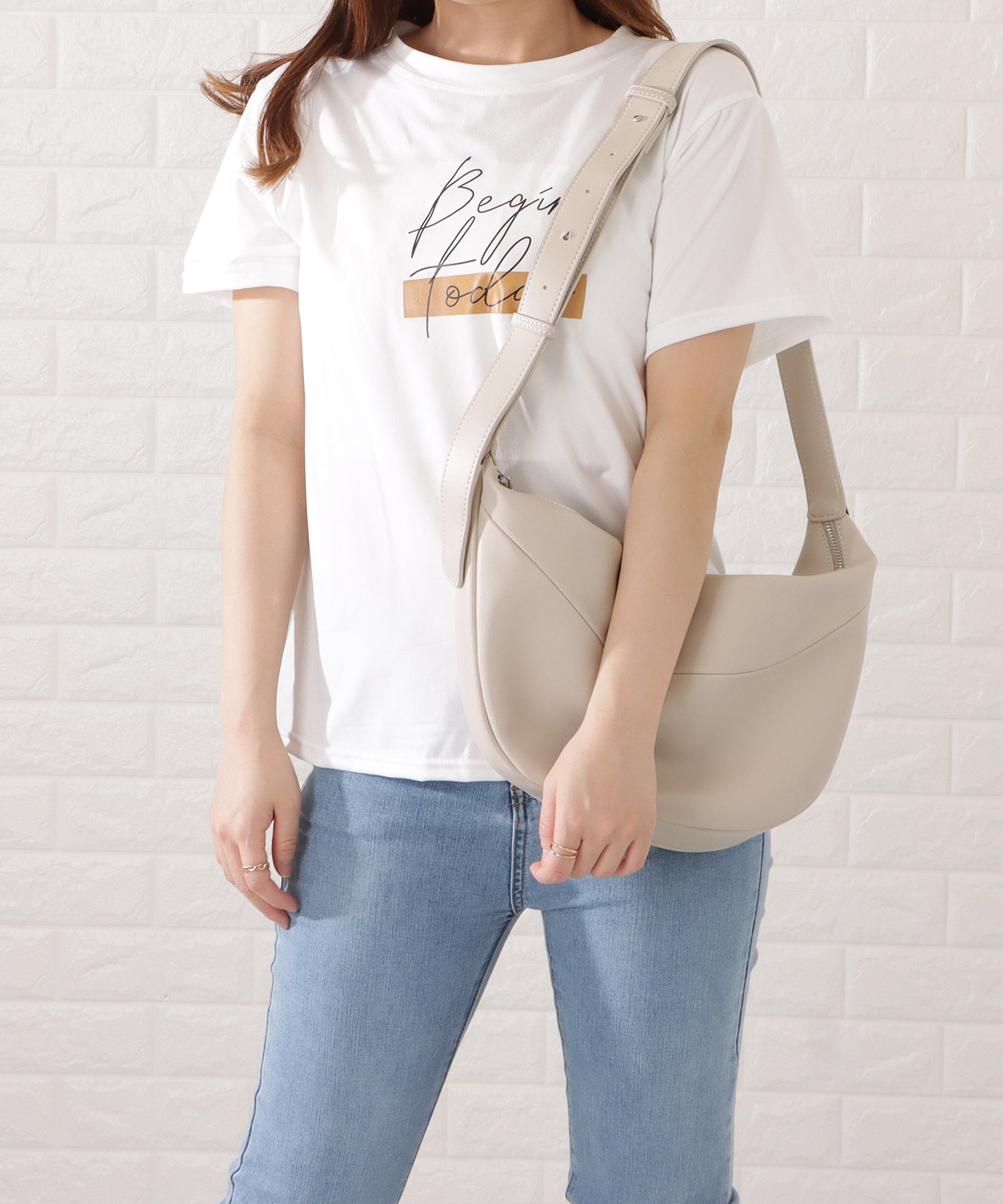 レザー調ハーフムーンショルダーバッグ