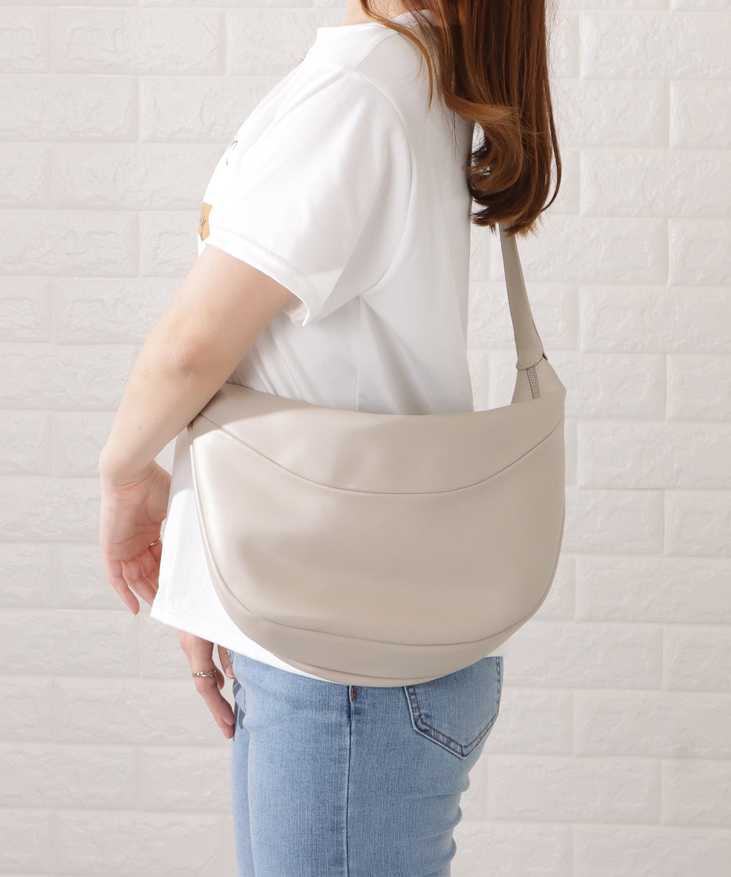 レザー調ハーフムーンショルダーバッグ