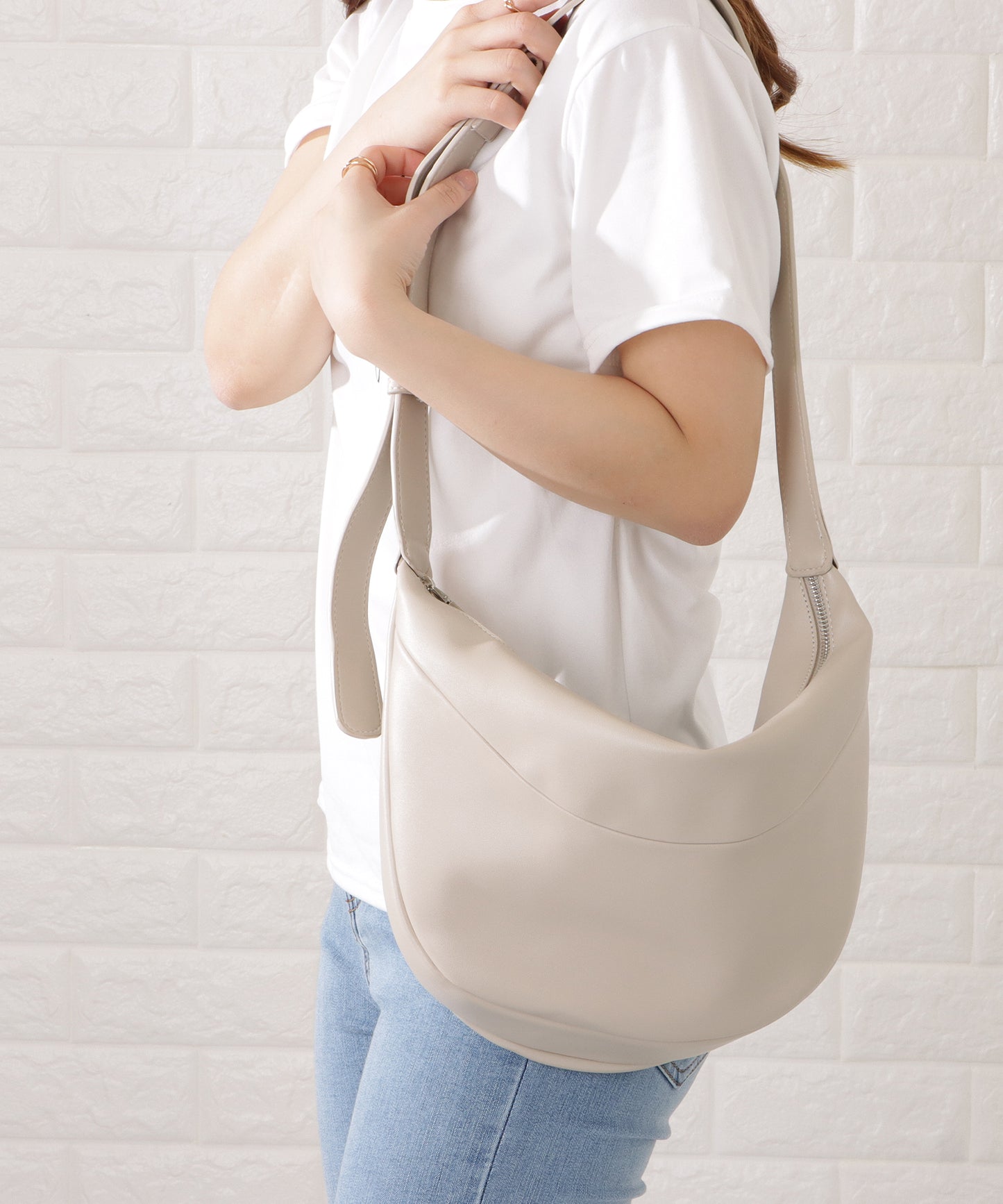 レザー調ハーフムーンショルダーバッグ