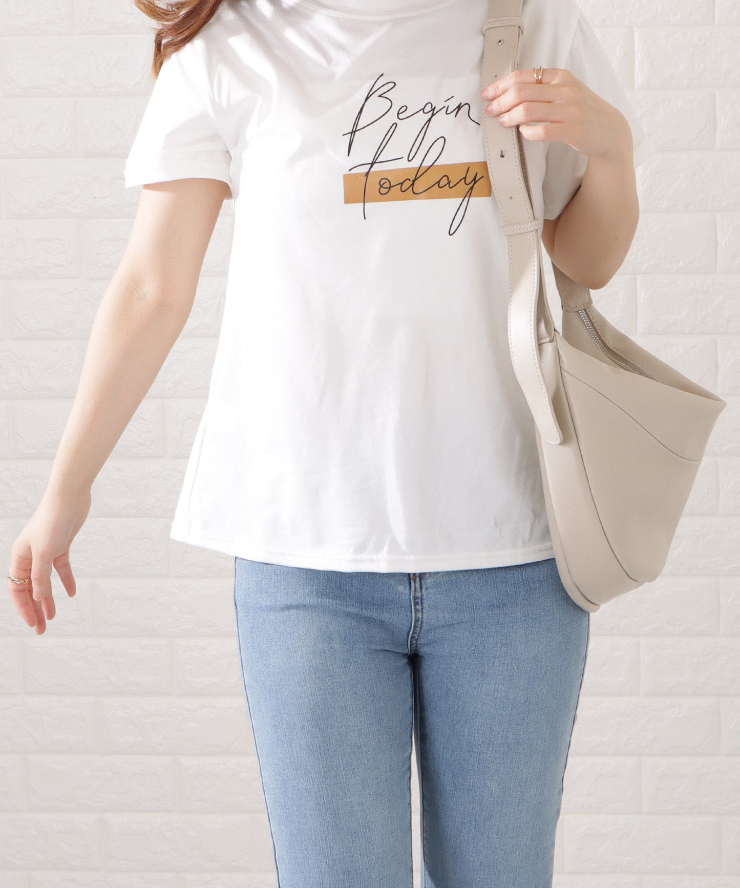 レザー調ハーフムーンショルダーバッグ