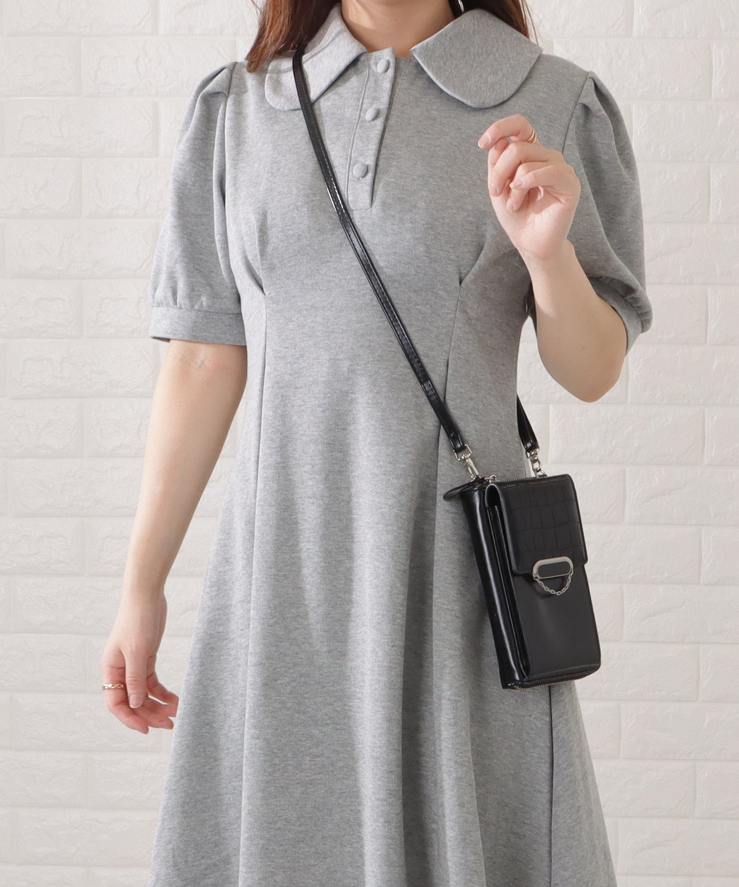 クロコダイル柄レザー調スマートフォンショルダーバッグ