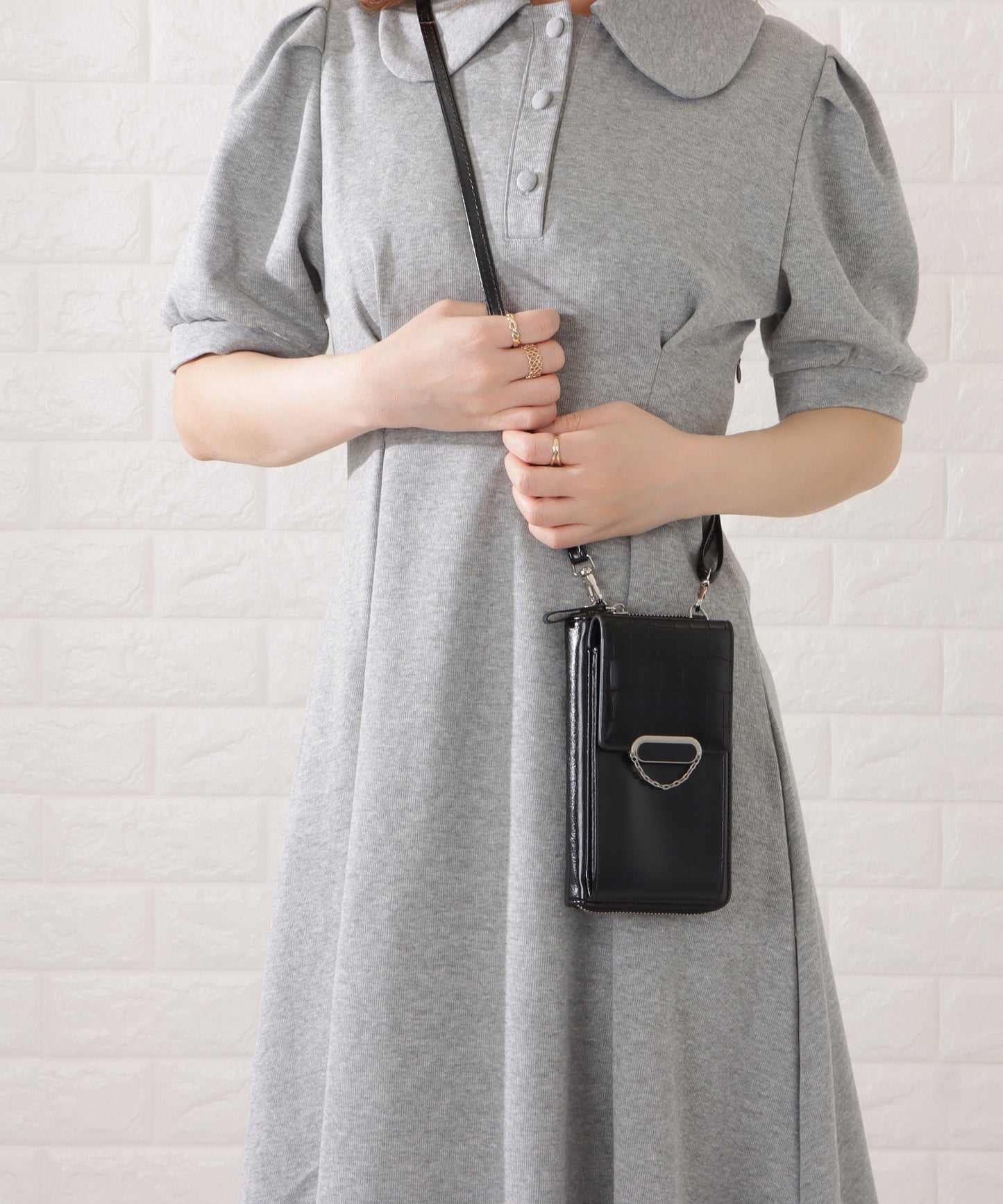 クロコダイル柄レザー調スマートフォンショルダーバッグ