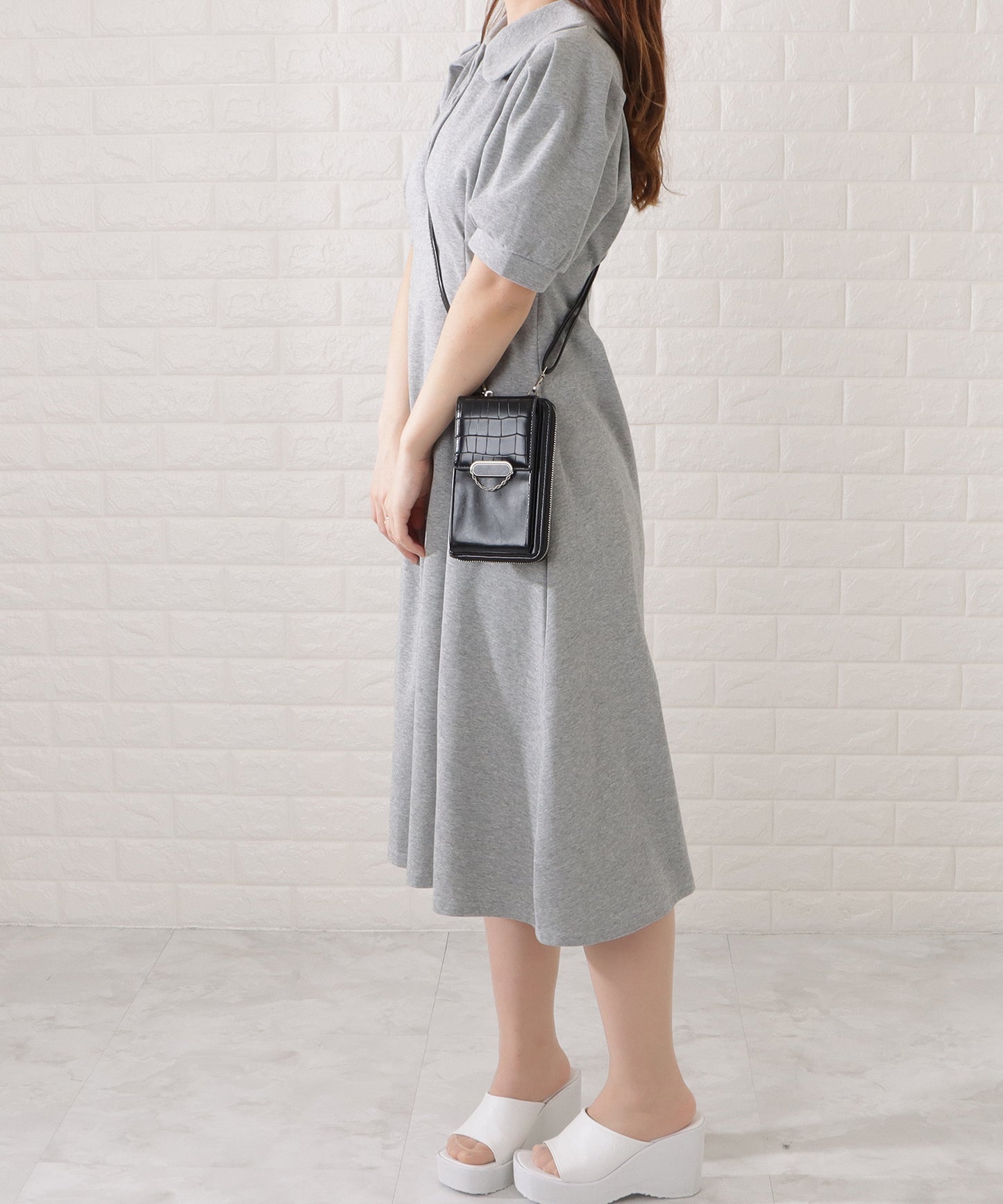 クロコダイル柄レザー調スマートフォンショルダーバッグ