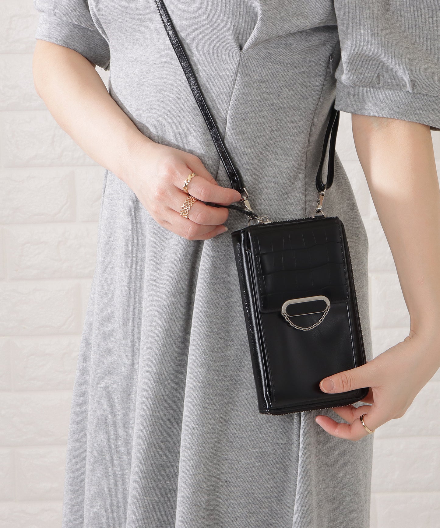 クロコダイル柄レザー調スマートフォンショルダーバッグ