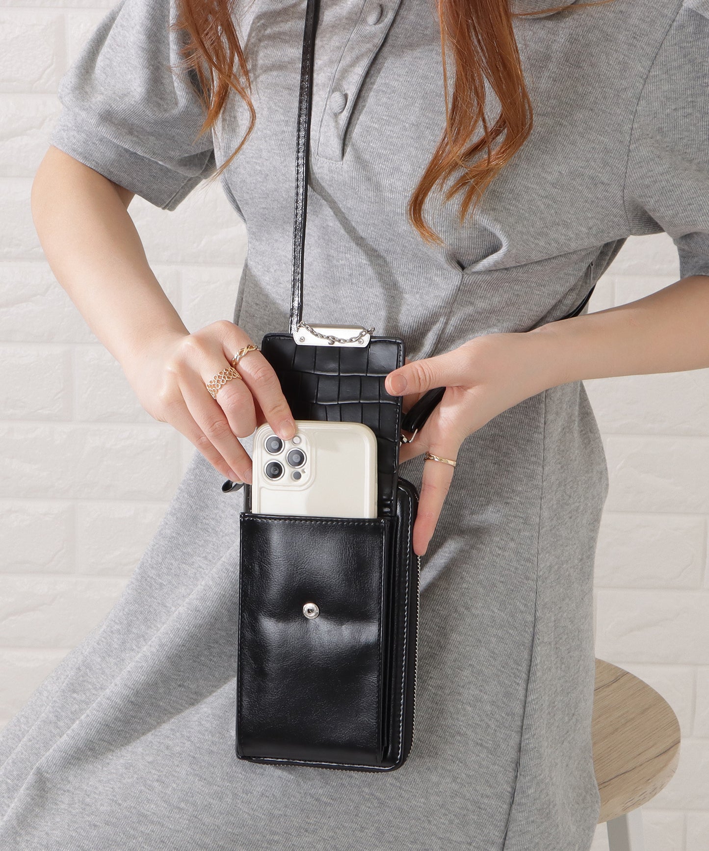 クロコダイル柄レザー調スマートフォンショルダーバッグ