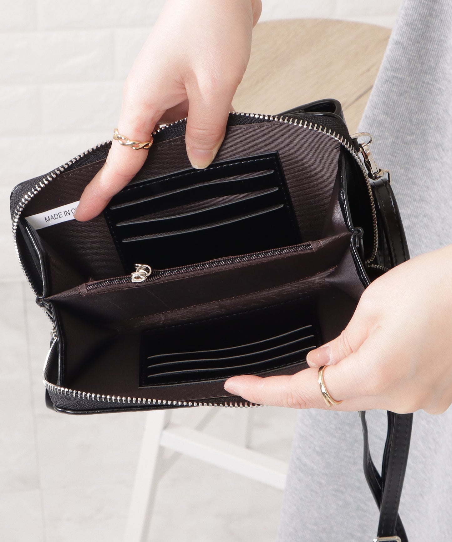 クロコダイル柄レザー調スマートフォンショルダーバッグ