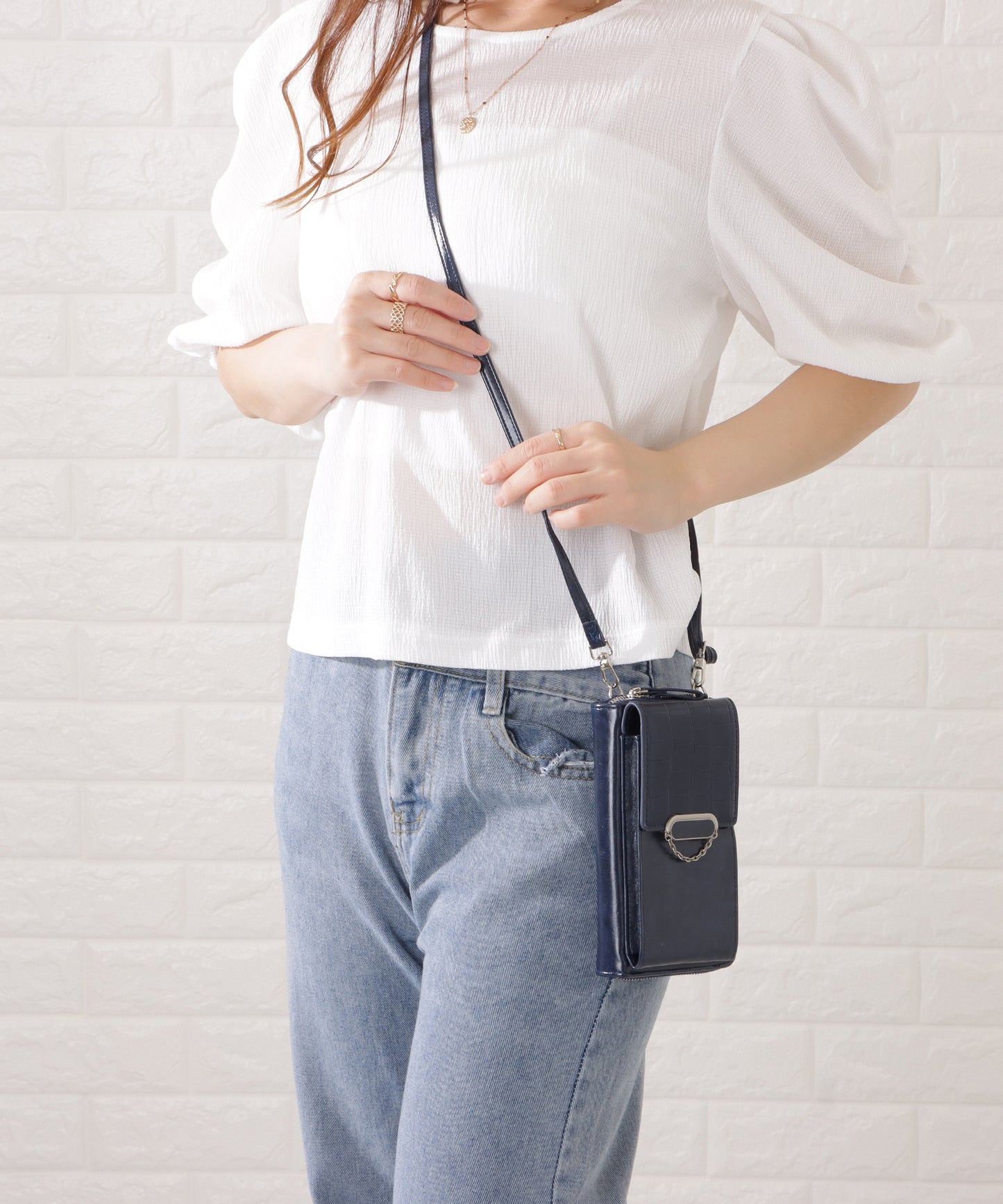 クロコダイル柄レザー調スマートフォンショルダーバッグ