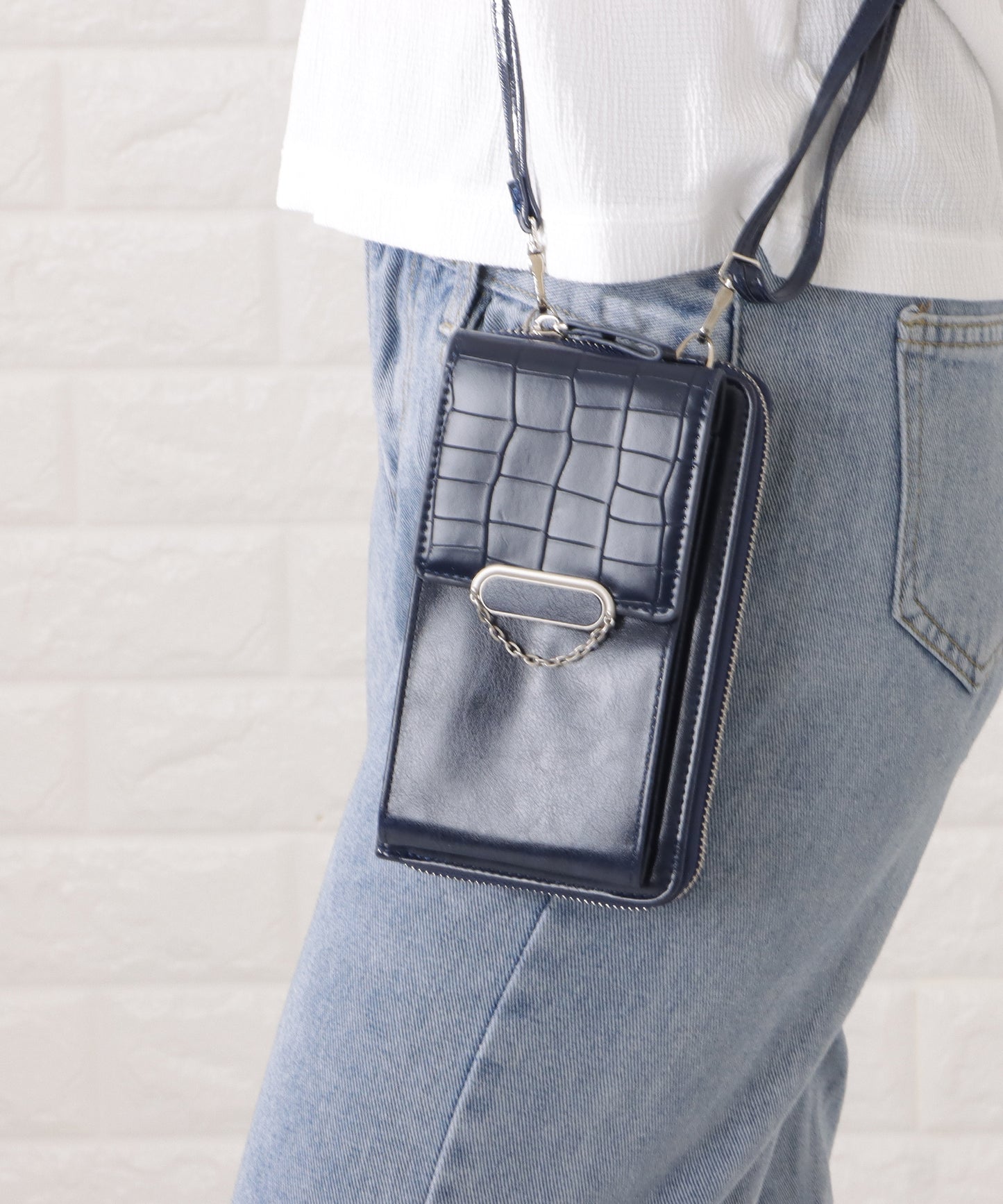 クロコダイル柄レザー調スマートフォンショルダーバッグ