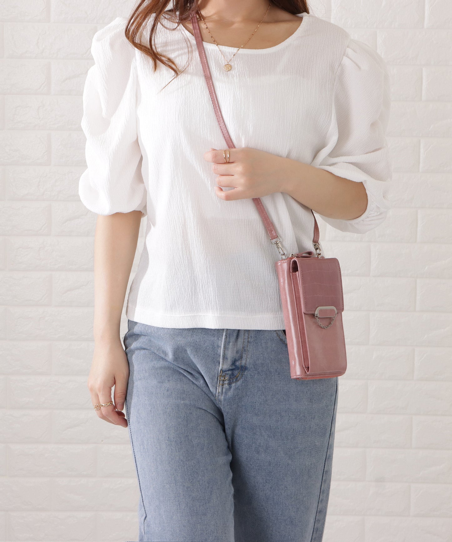 クロコダイル柄レザー調スマートフォンショルダーバッグ