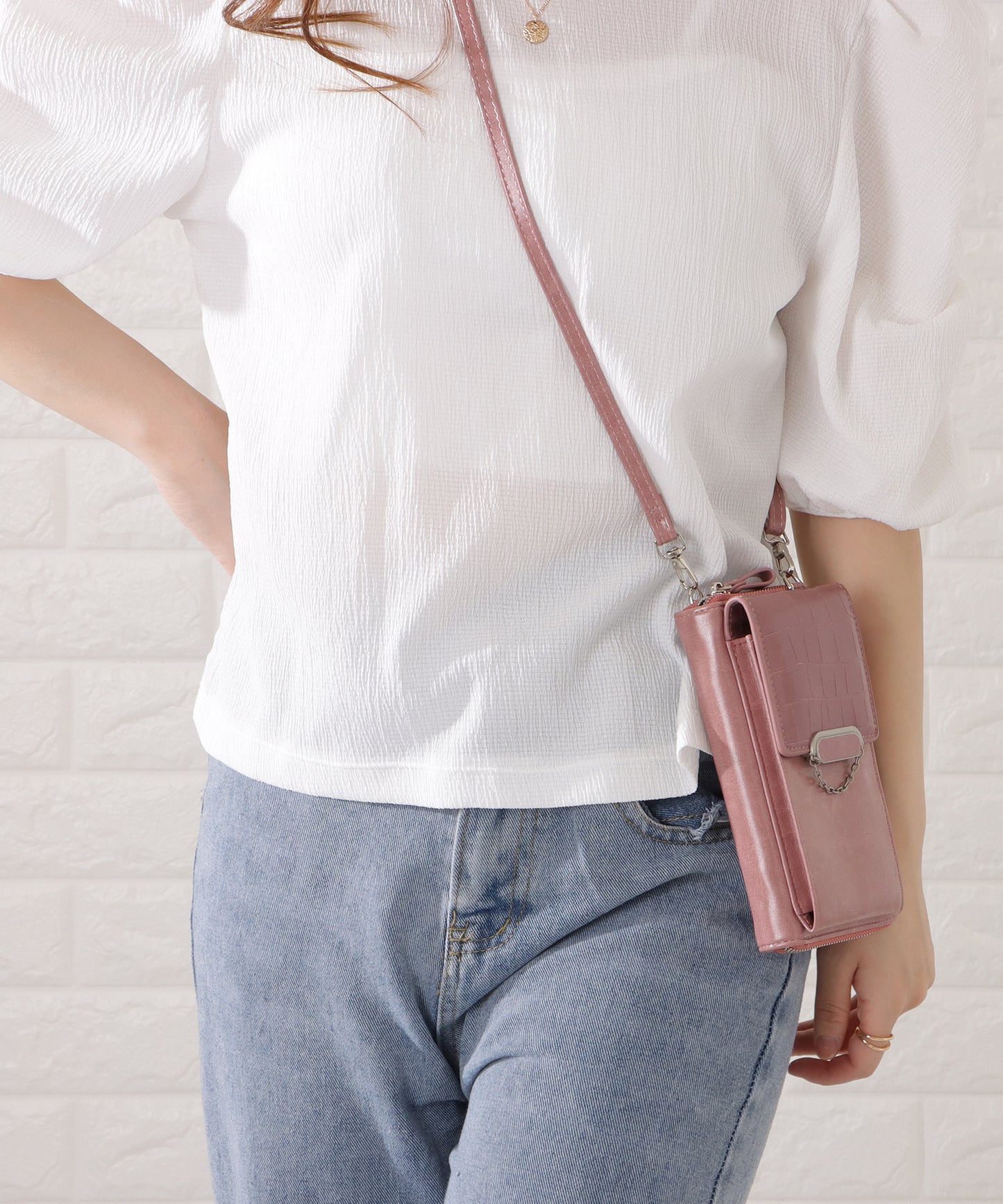 クロコダイル柄レザー調スマートフォンショルダーバッグ