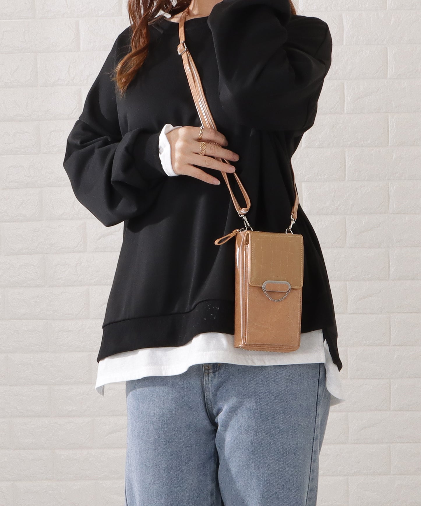 クロコダイル柄レザー調スマートフォンショルダーバッグ