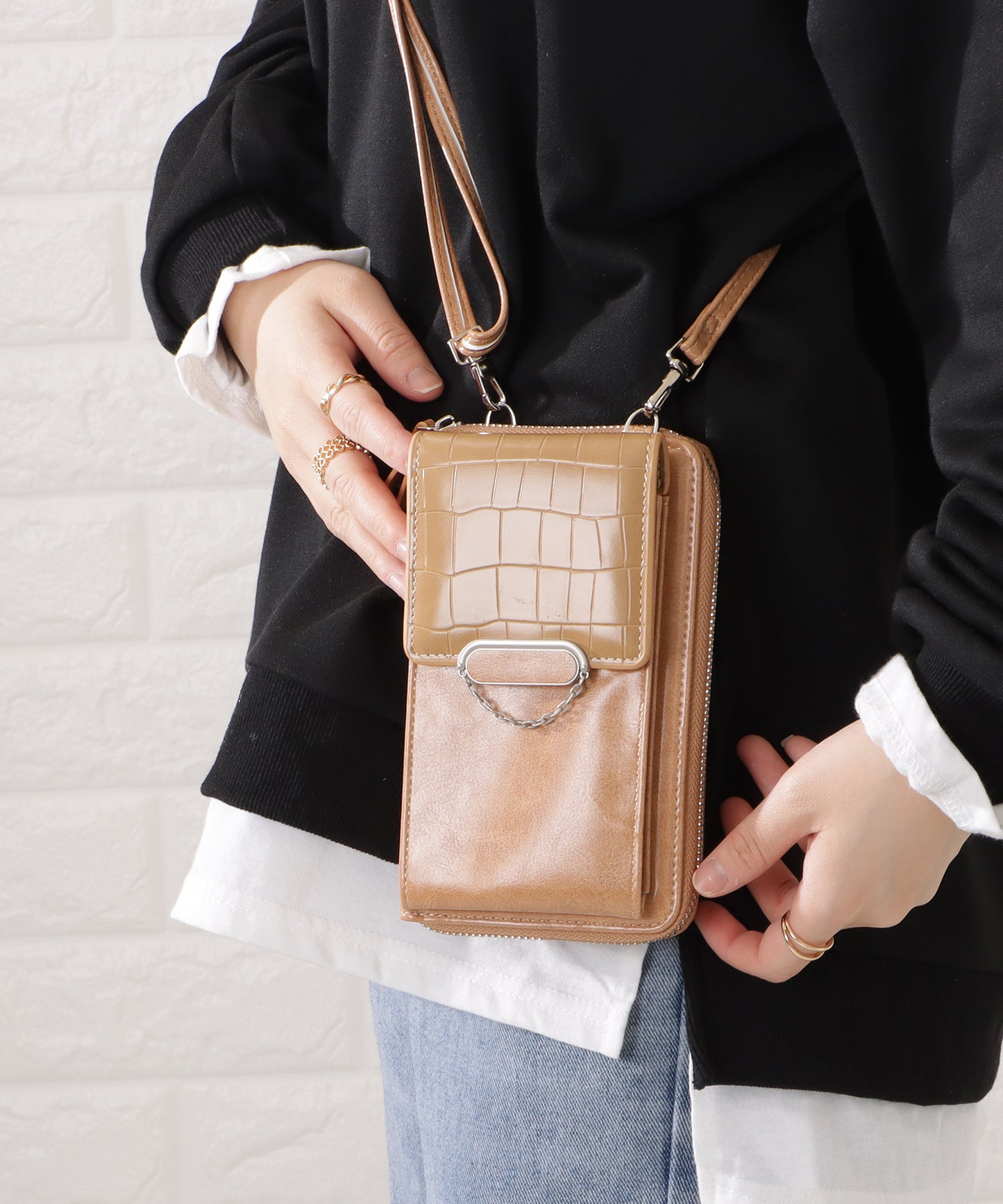 クロコダイル柄レザー調スマートフォンショルダーバッグ