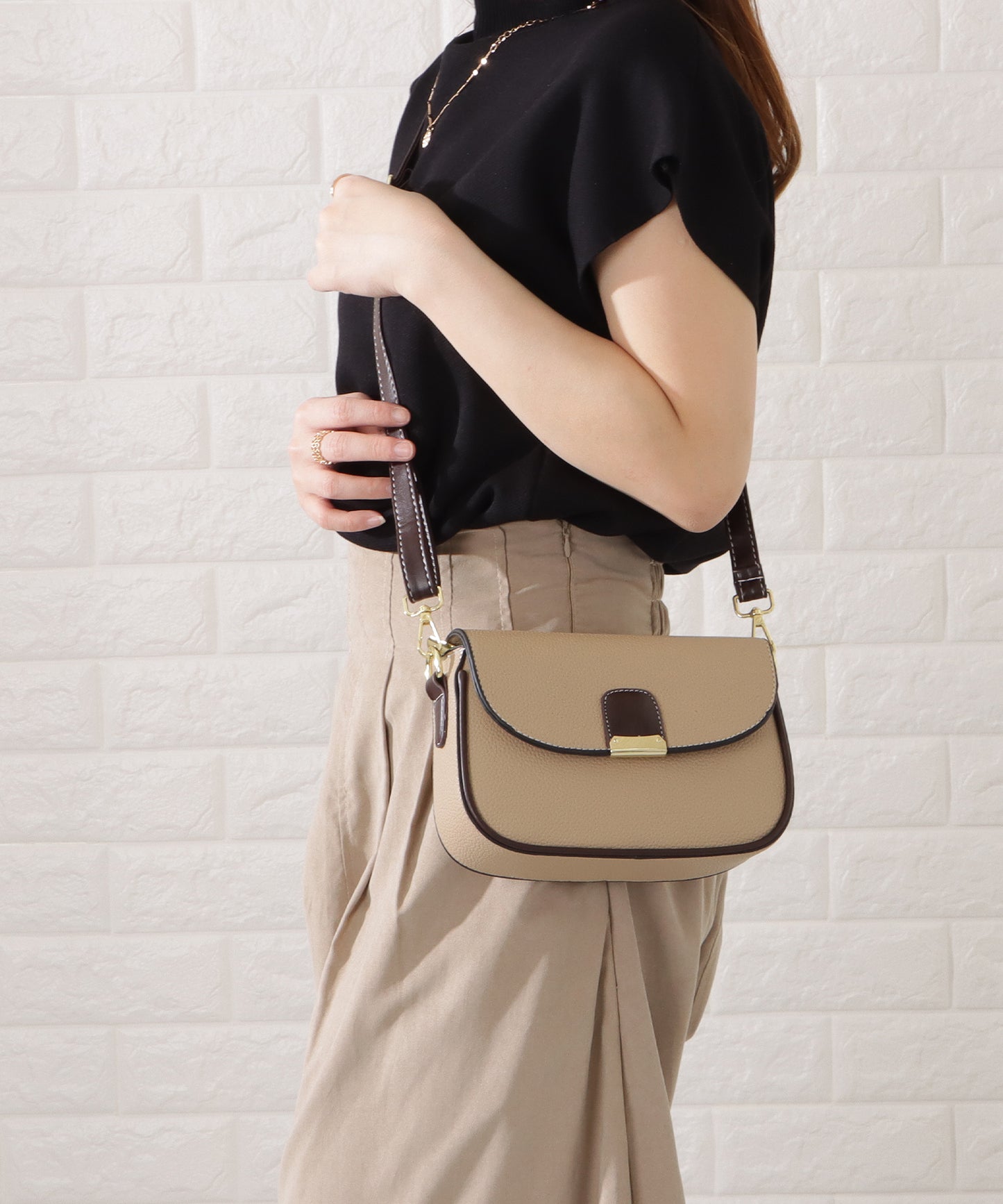 レザー調多ポケットラウンドショルダーバッグ