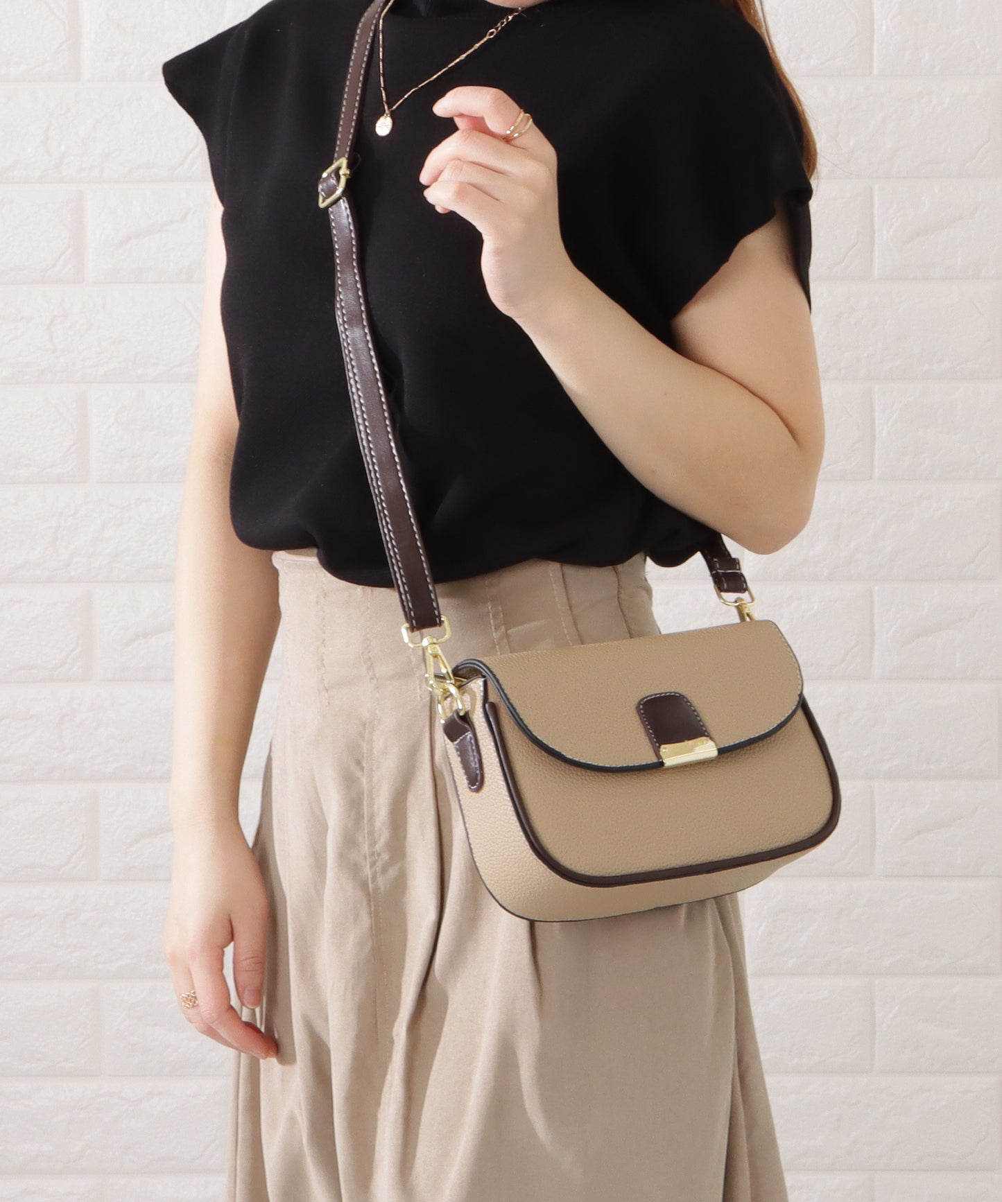 レザー調多ポケットラウンドショルダーバッグ