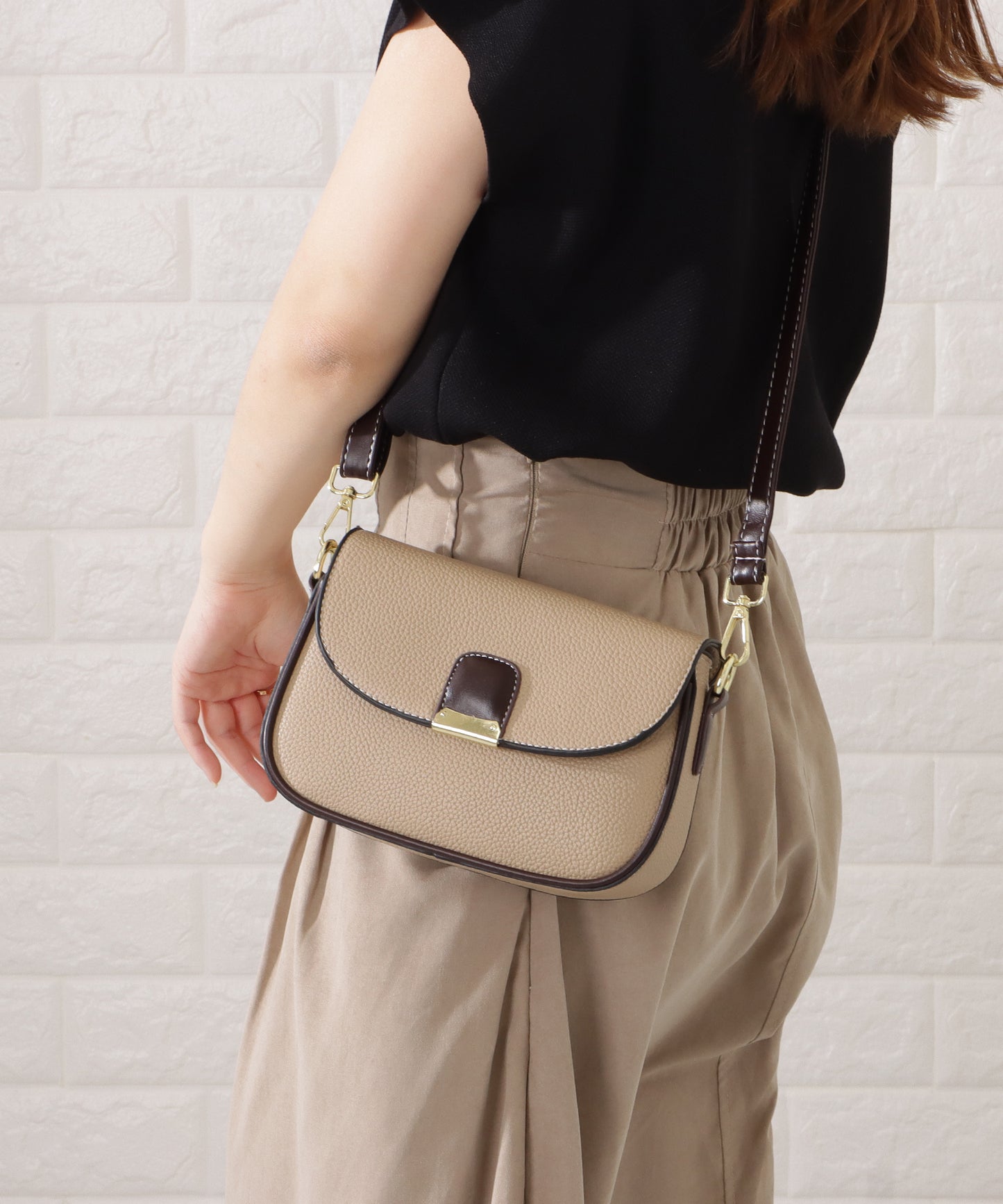 レザー調多ポケットラウンドショルダーバッグ