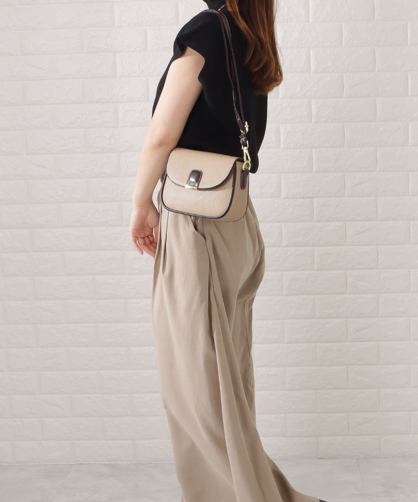 レザー調多ポケットラウンドショルダーバッグ