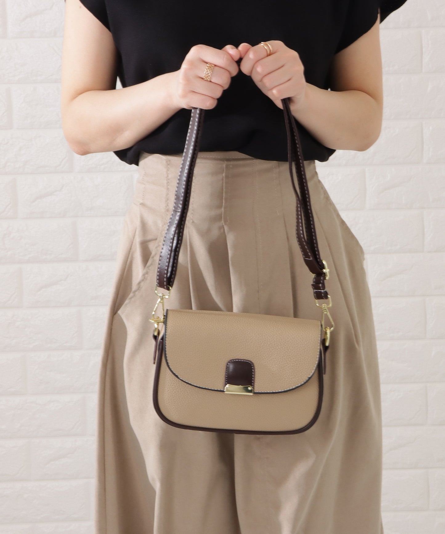 レザー調多ポケットラウンドショルダーバッグ