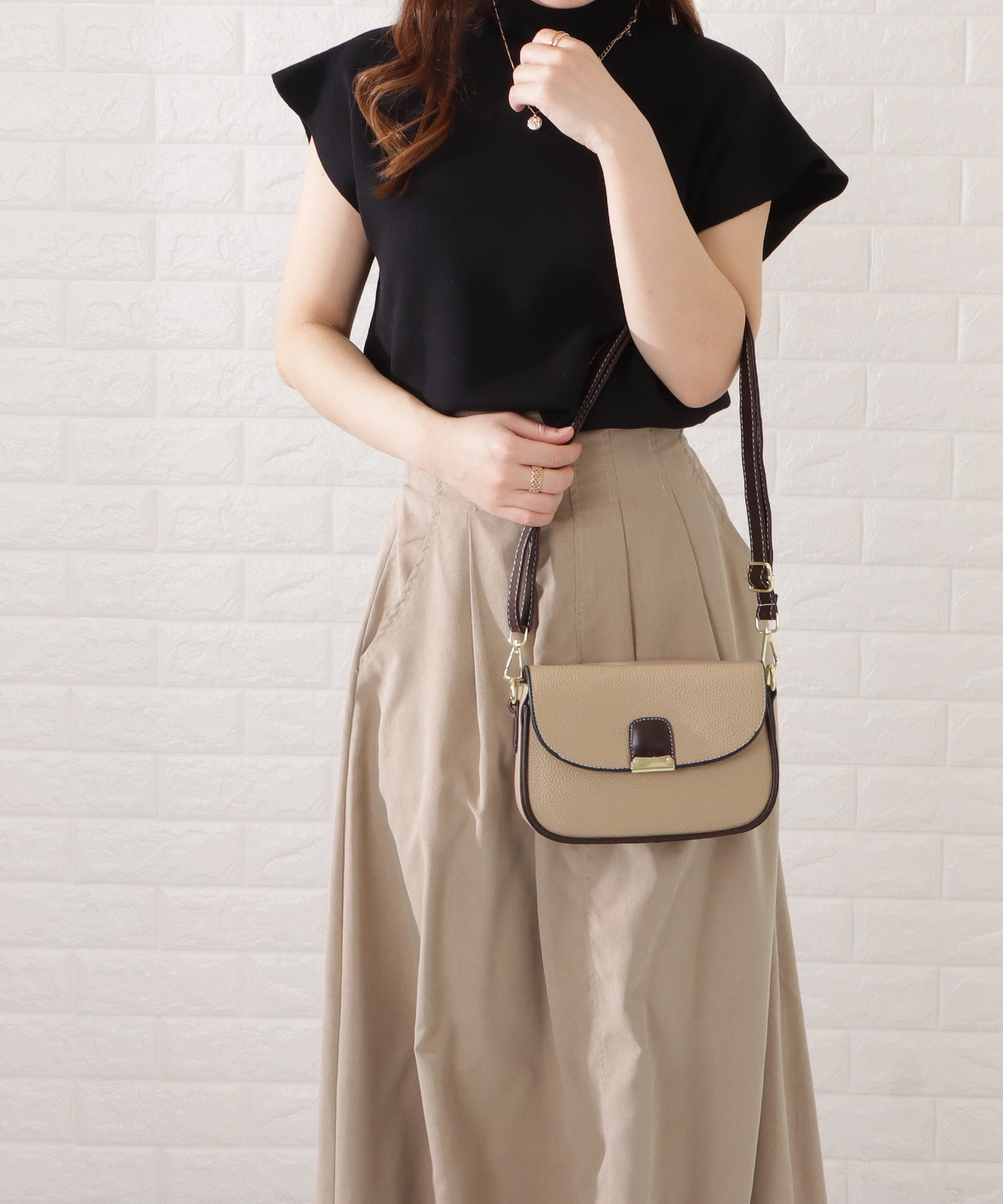 レザー調多ポケットラウンドショルダーバッグ