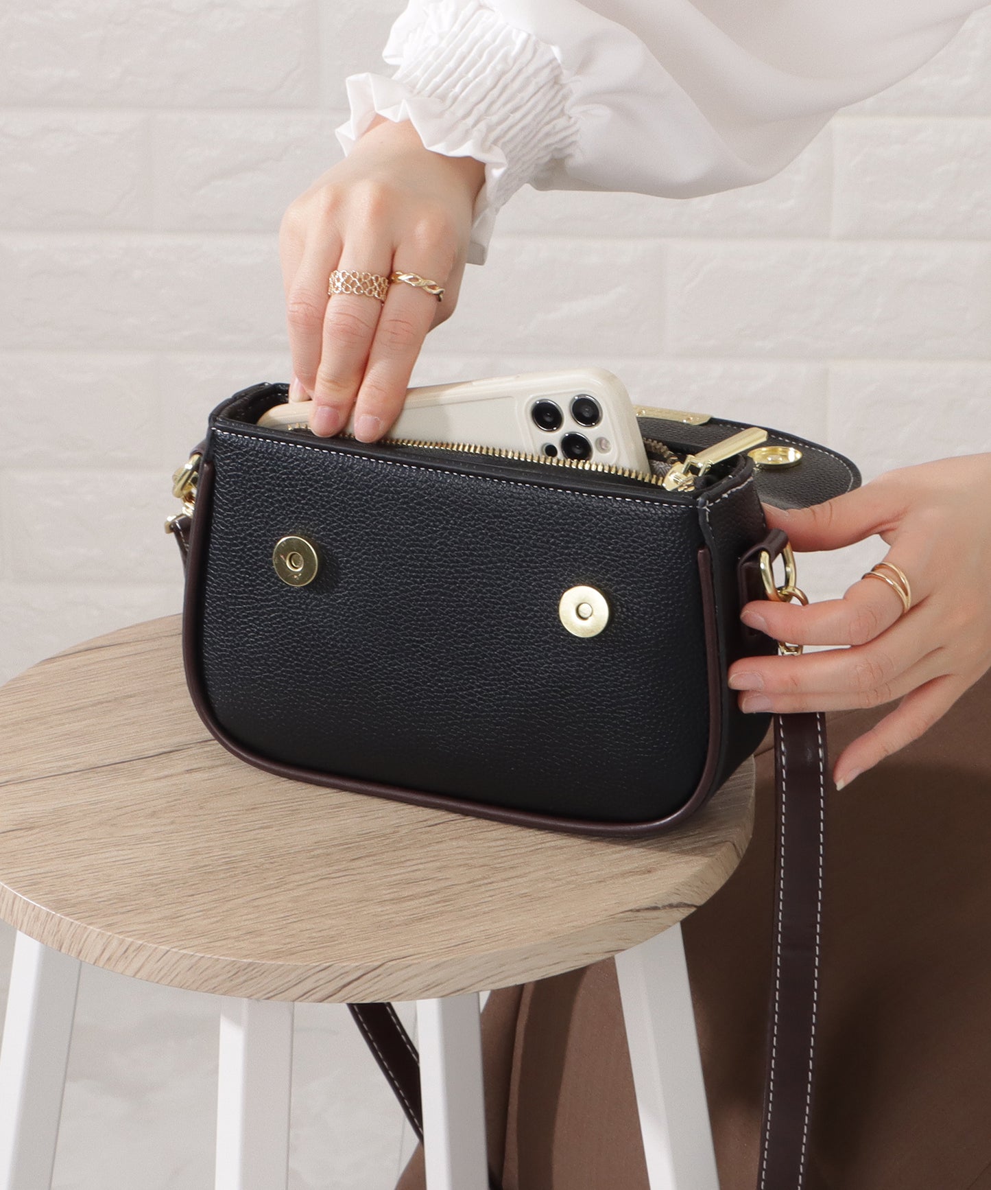 レザー調多ポケットラウンドショルダーバッグ