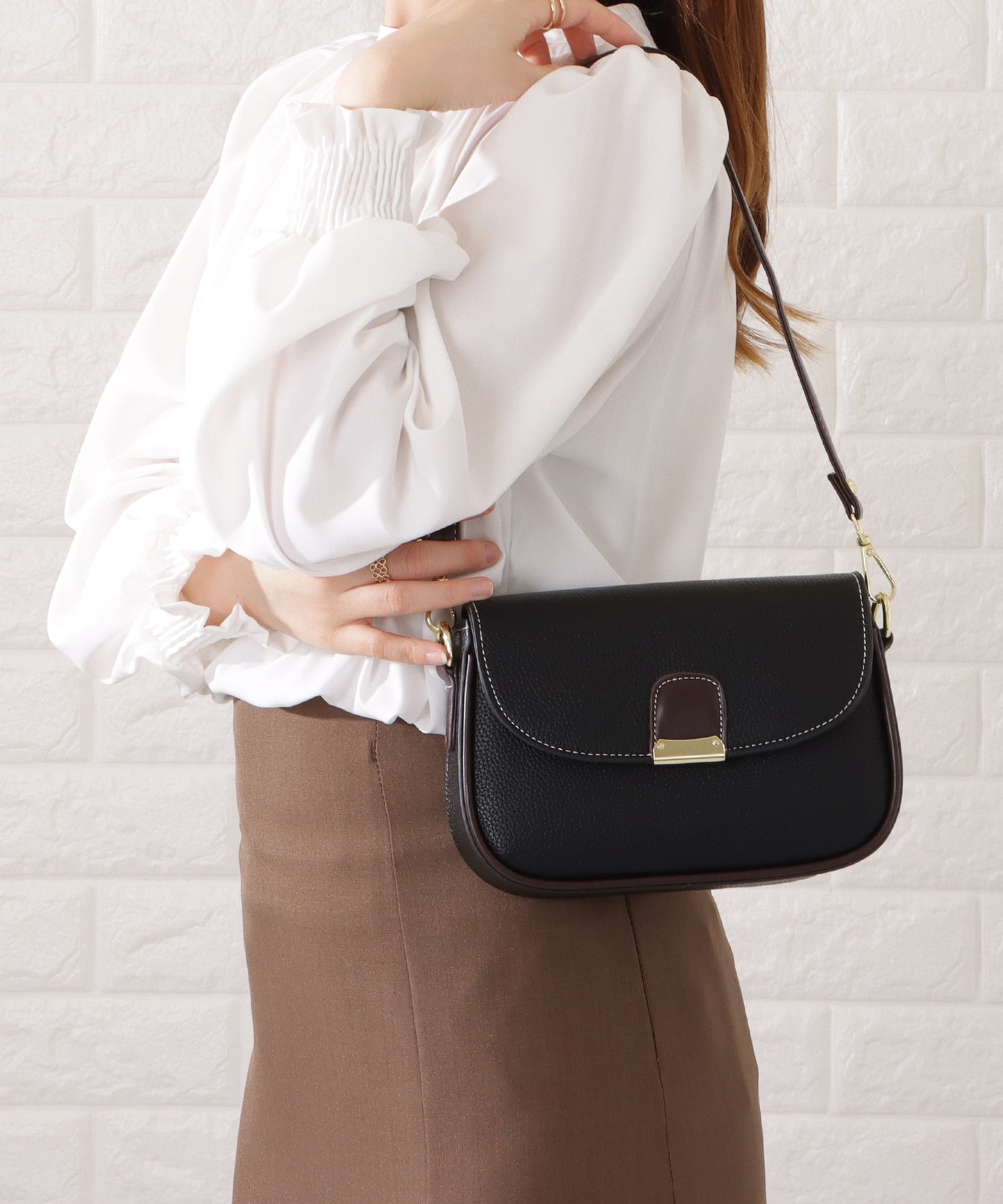 レザー調多ポケットラウンドショルダーバッグ