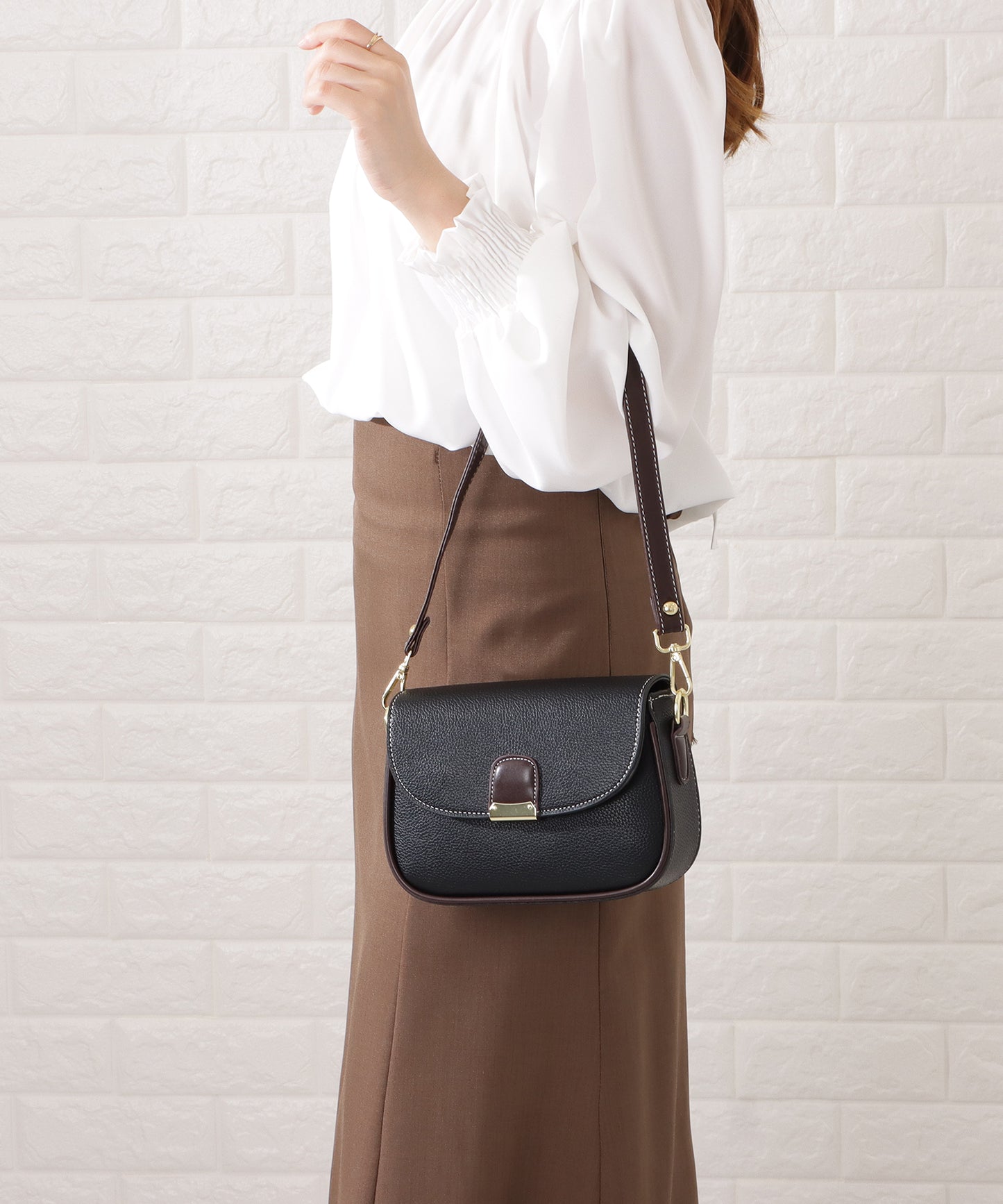 レザー調多ポケットラウンドショルダーバッグ