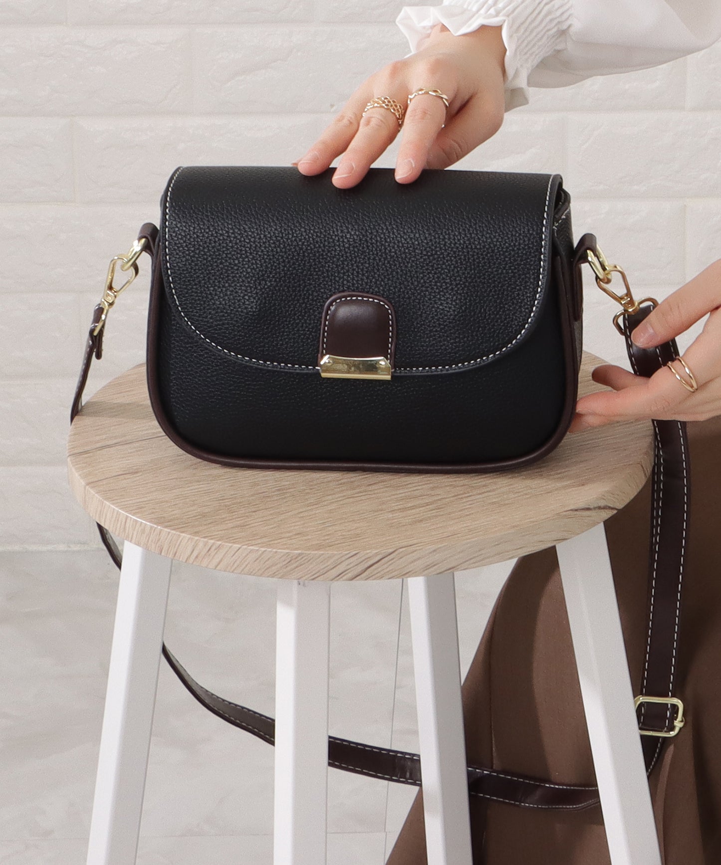 レザー調多ポケットラウンドショルダーバッグ