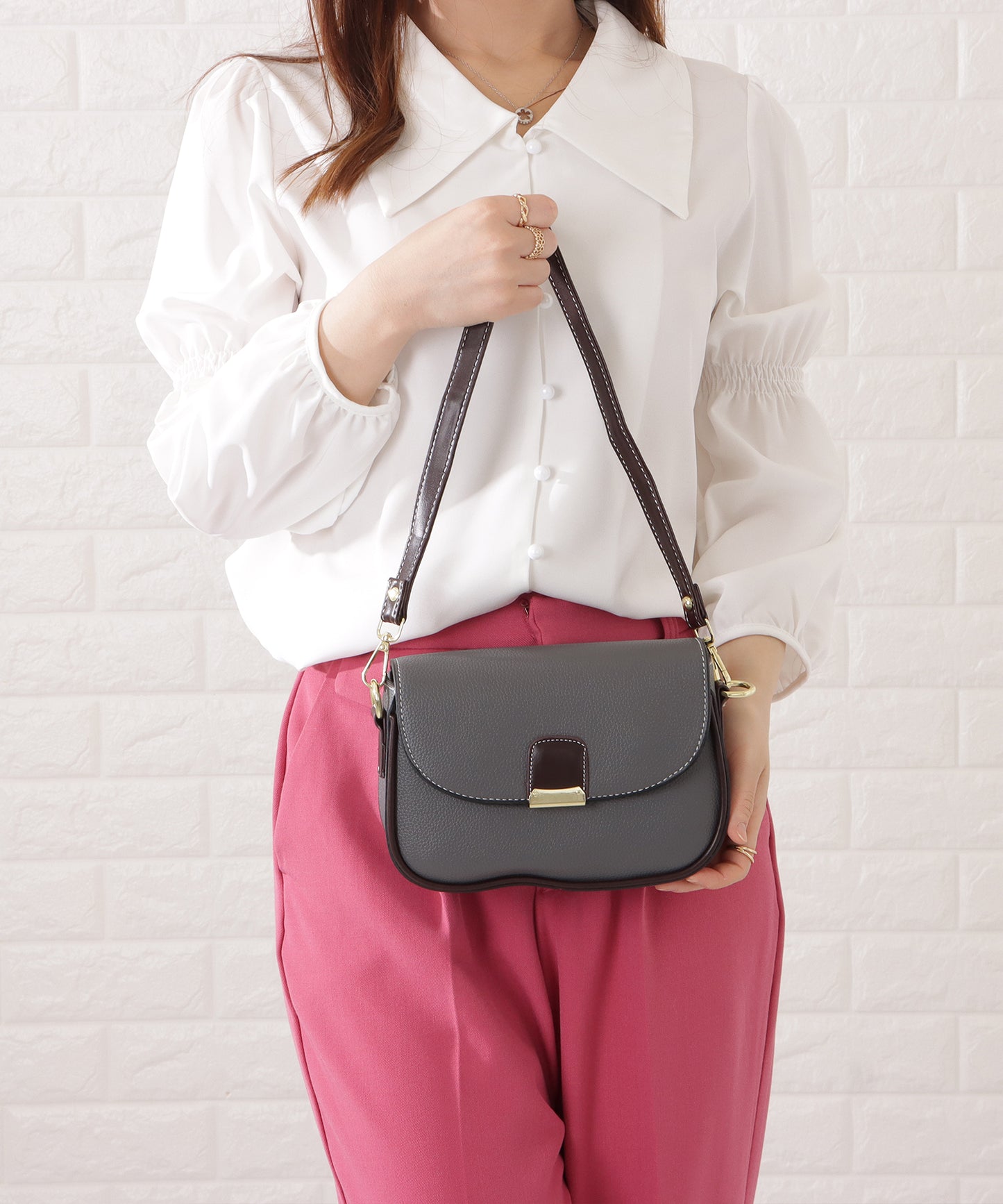 レザー調多ポケットラウンドショルダーバッグ