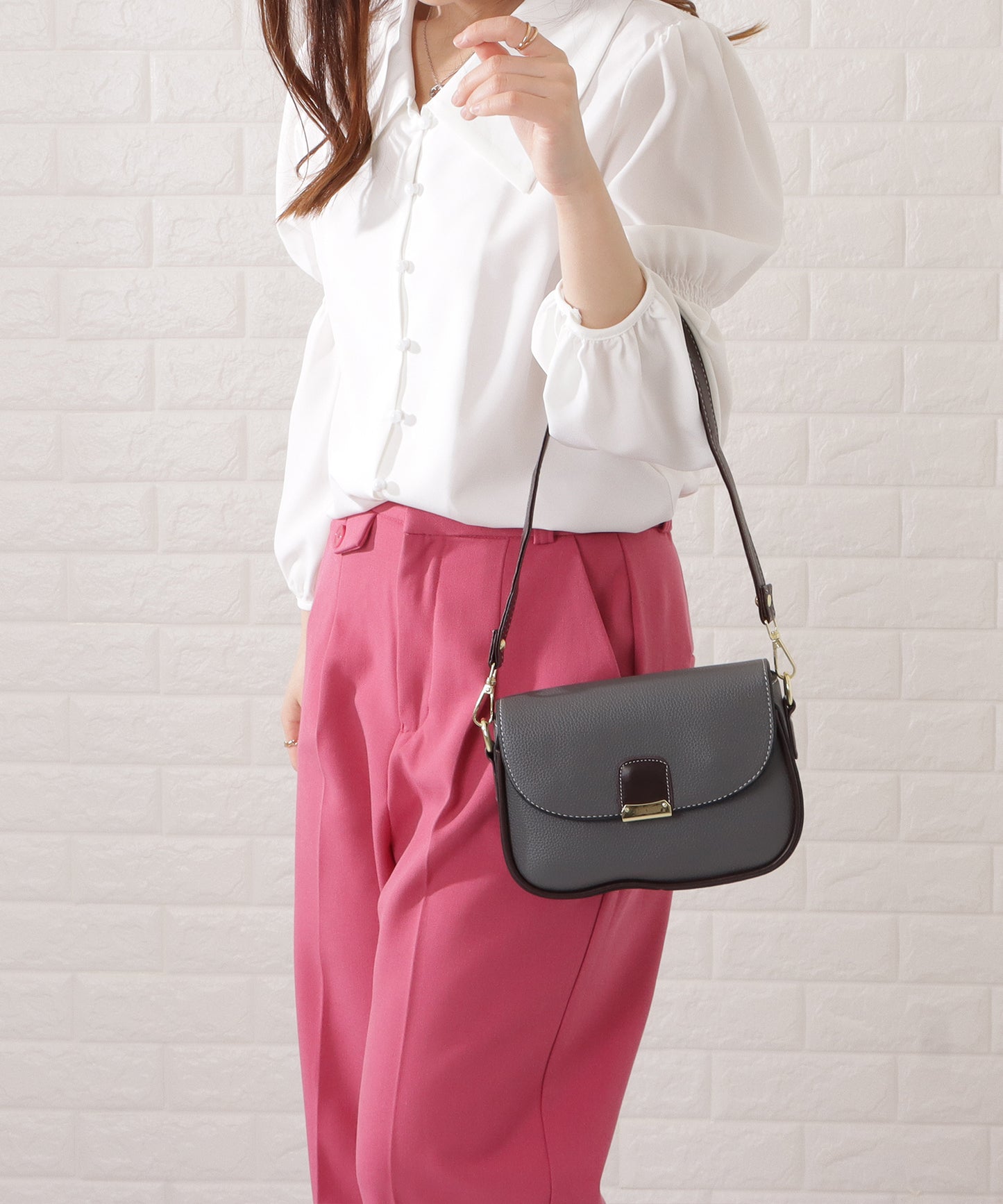 レザー調多ポケットラウンドショルダーバッグ