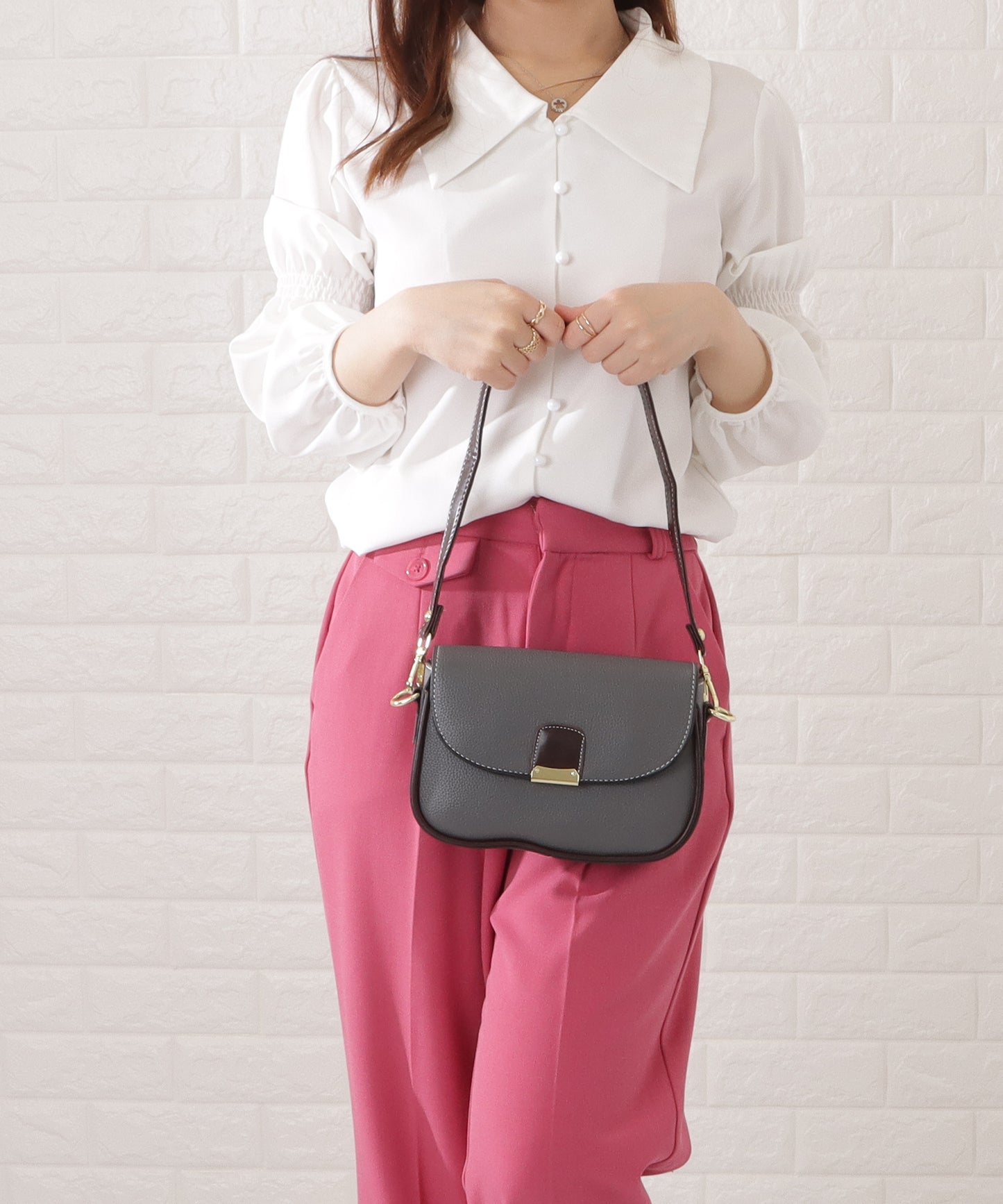 レザー調多ポケットラウンドショルダーバッグ