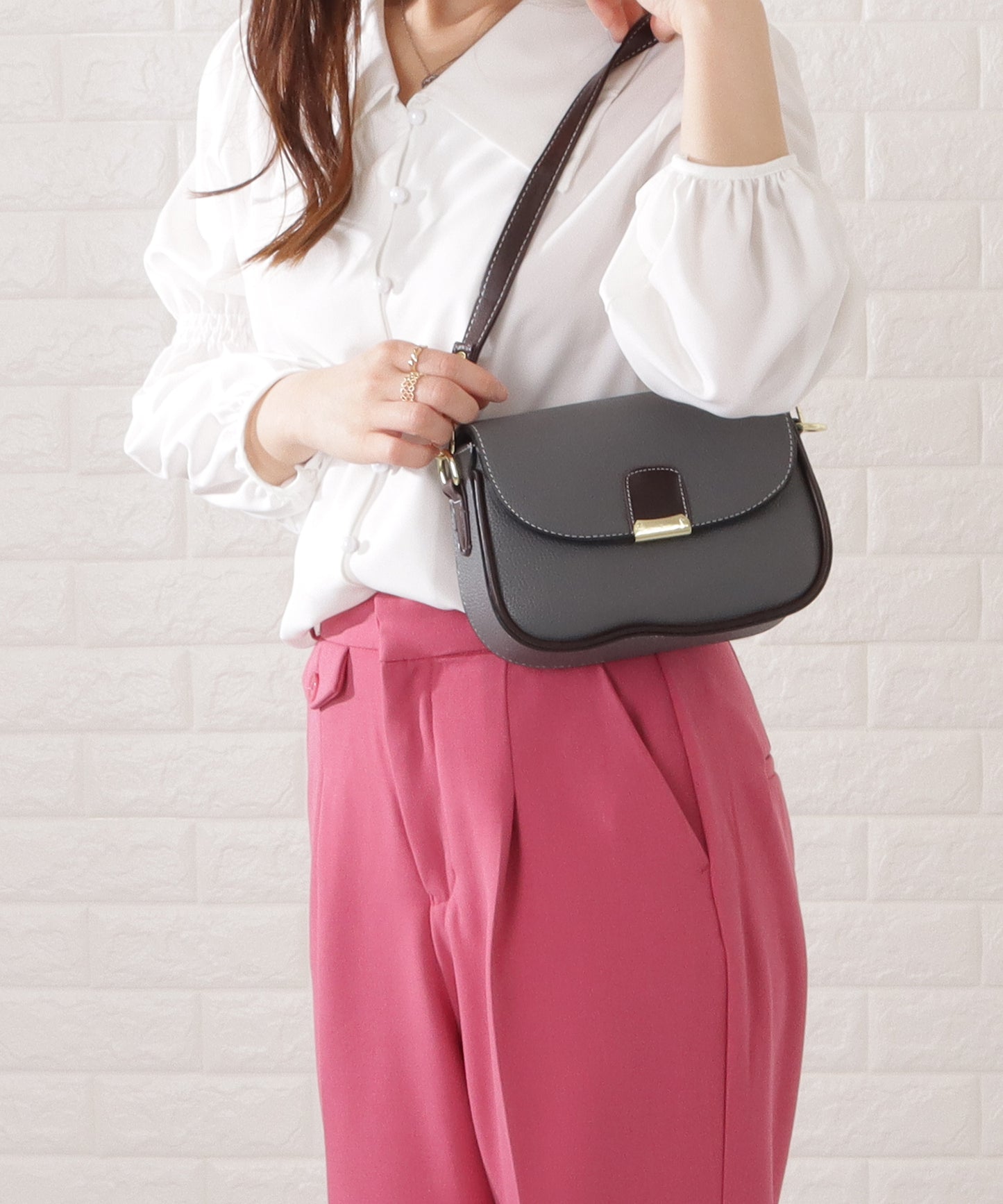 レザー調多ポケットラウンドショルダーバッグ