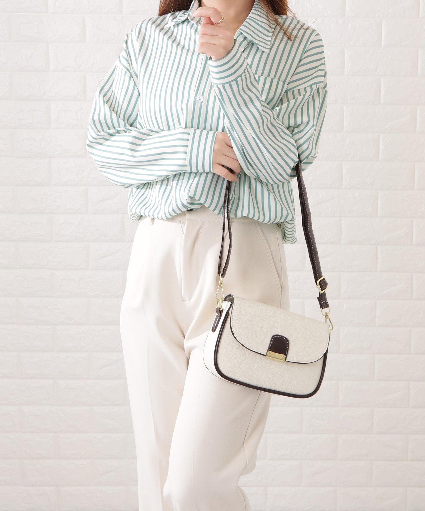 レザー調多ポケットラウンドショルダーバッグ