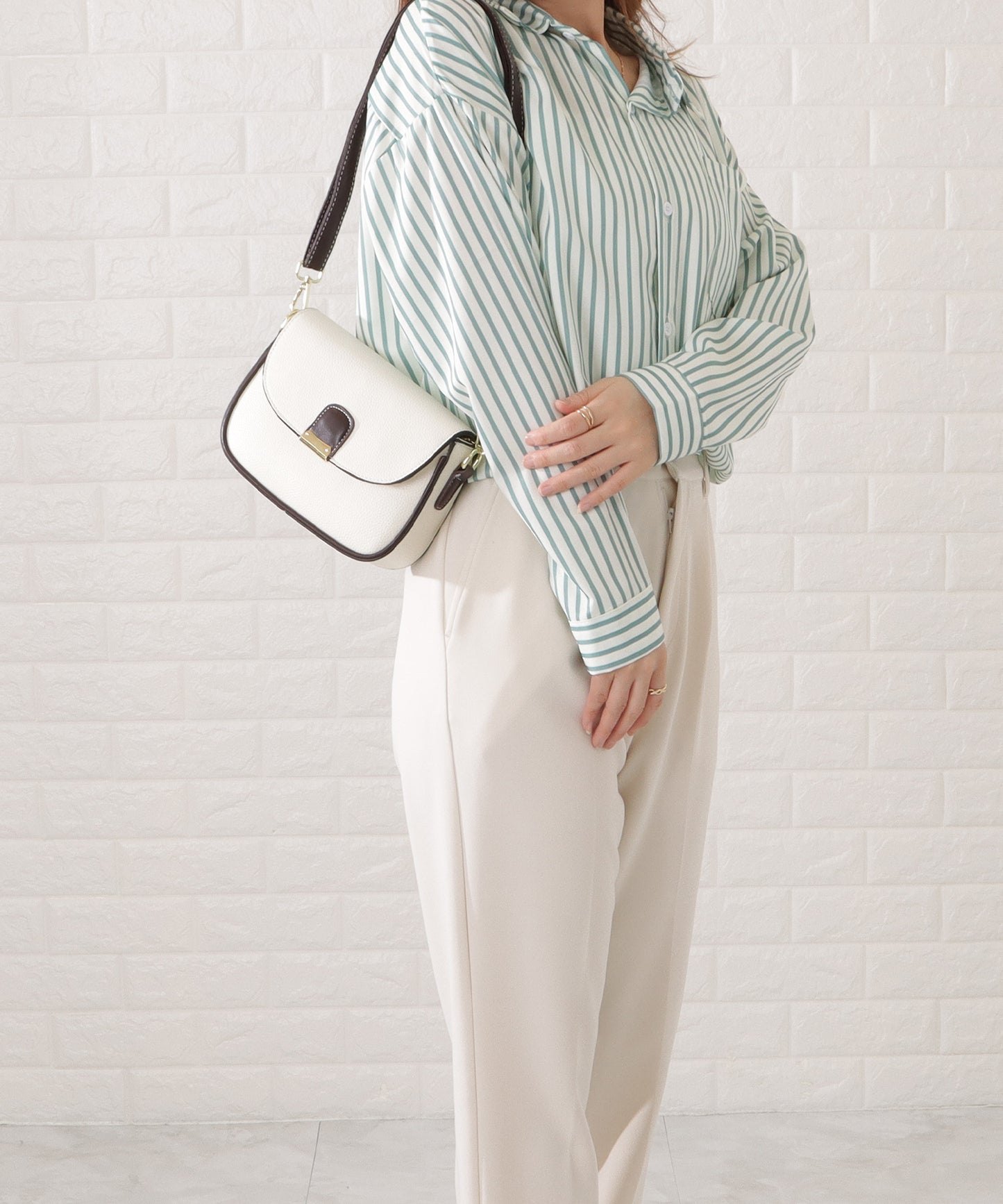 レザー調多ポケットラウンドショルダーバッグ