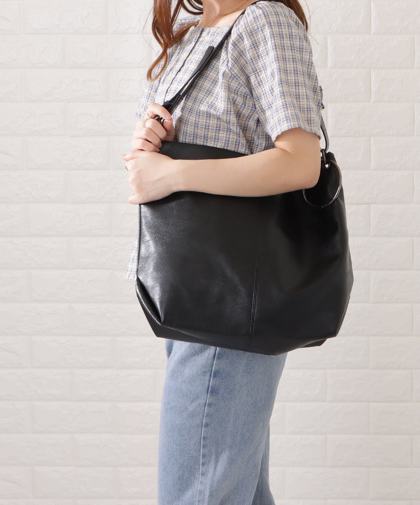 リング付きレザー調ビッグショルダーバッグ
