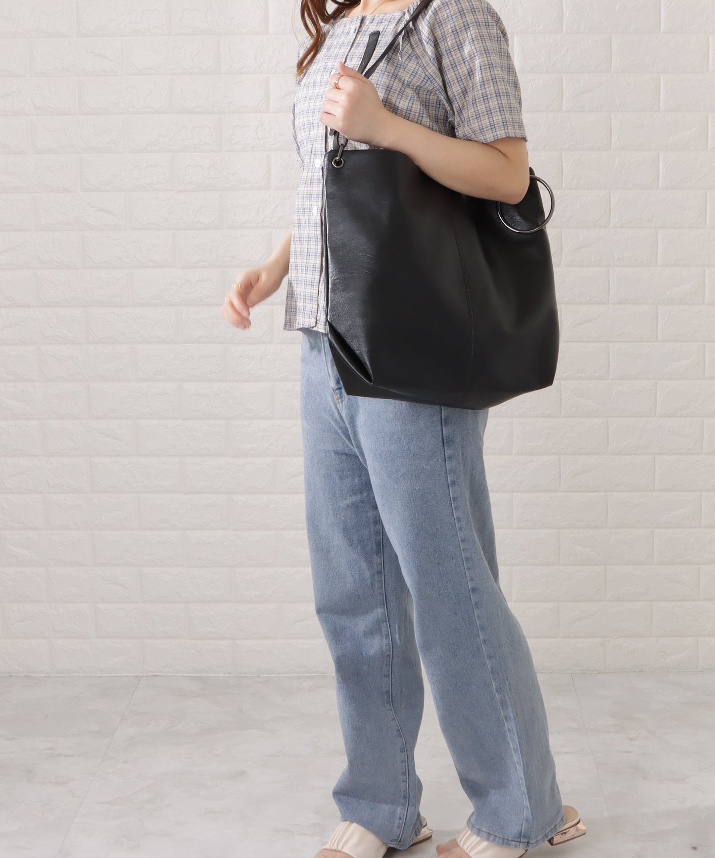 リング付きレザー調ビッグショルダーバッグ