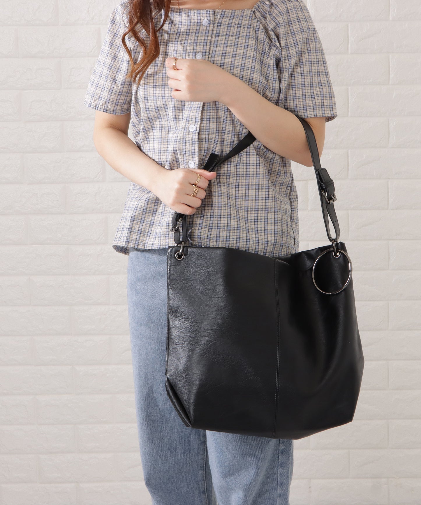 リング付きレザー調ビッグショルダーバッグ