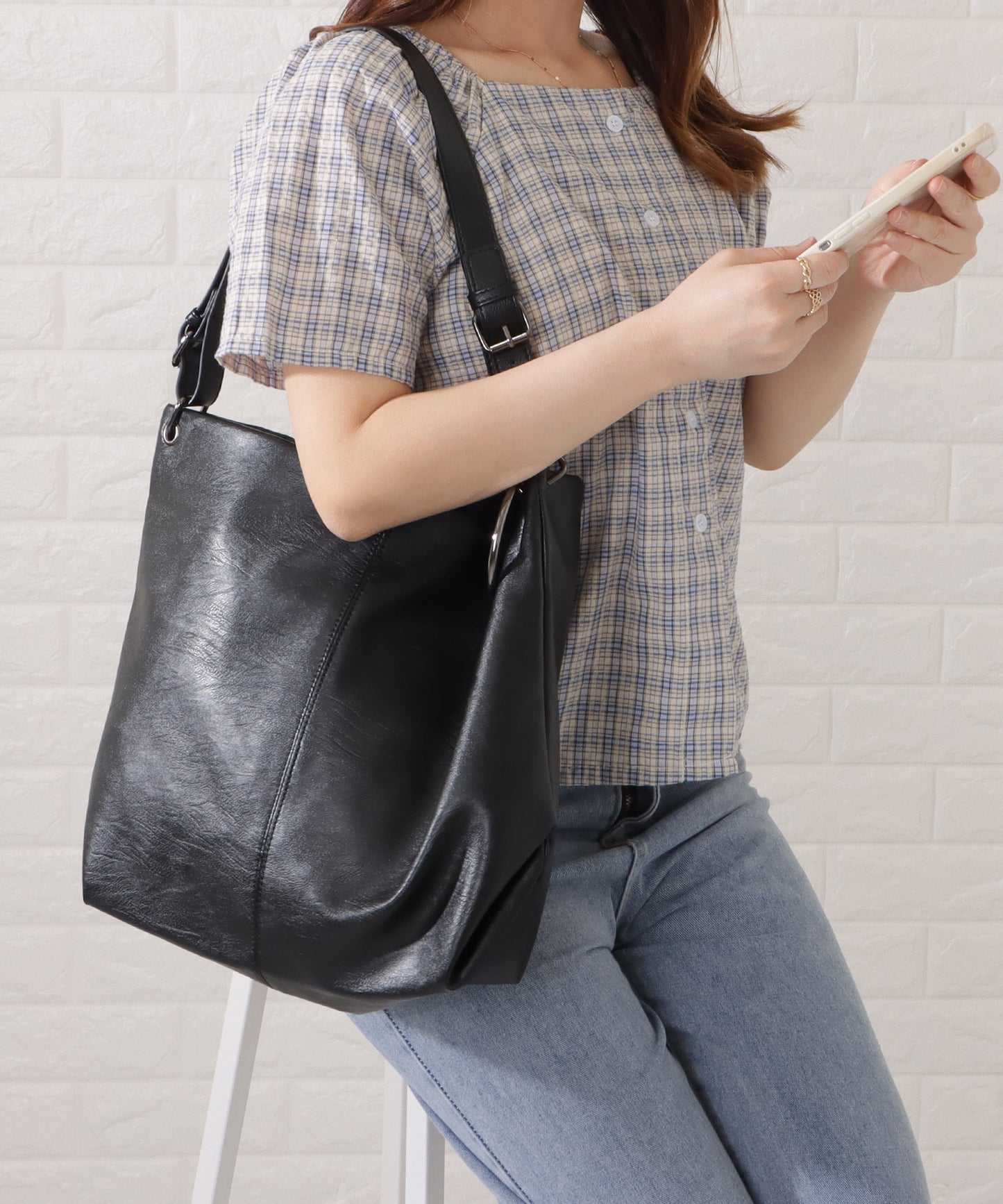 リング付きレザー調ビッグショルダーバッグ