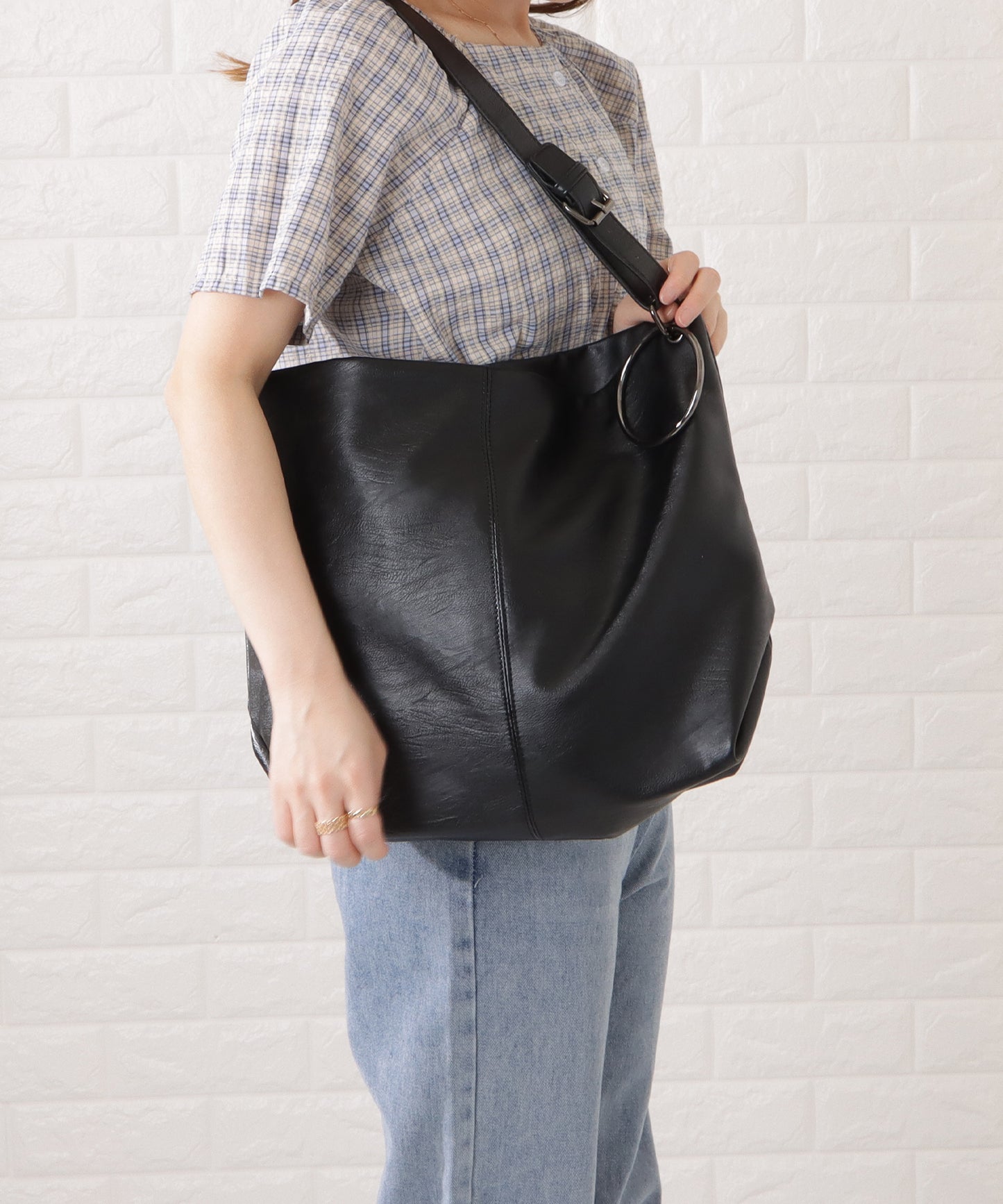 リング付きレザー調ビッグショルダーバッグ