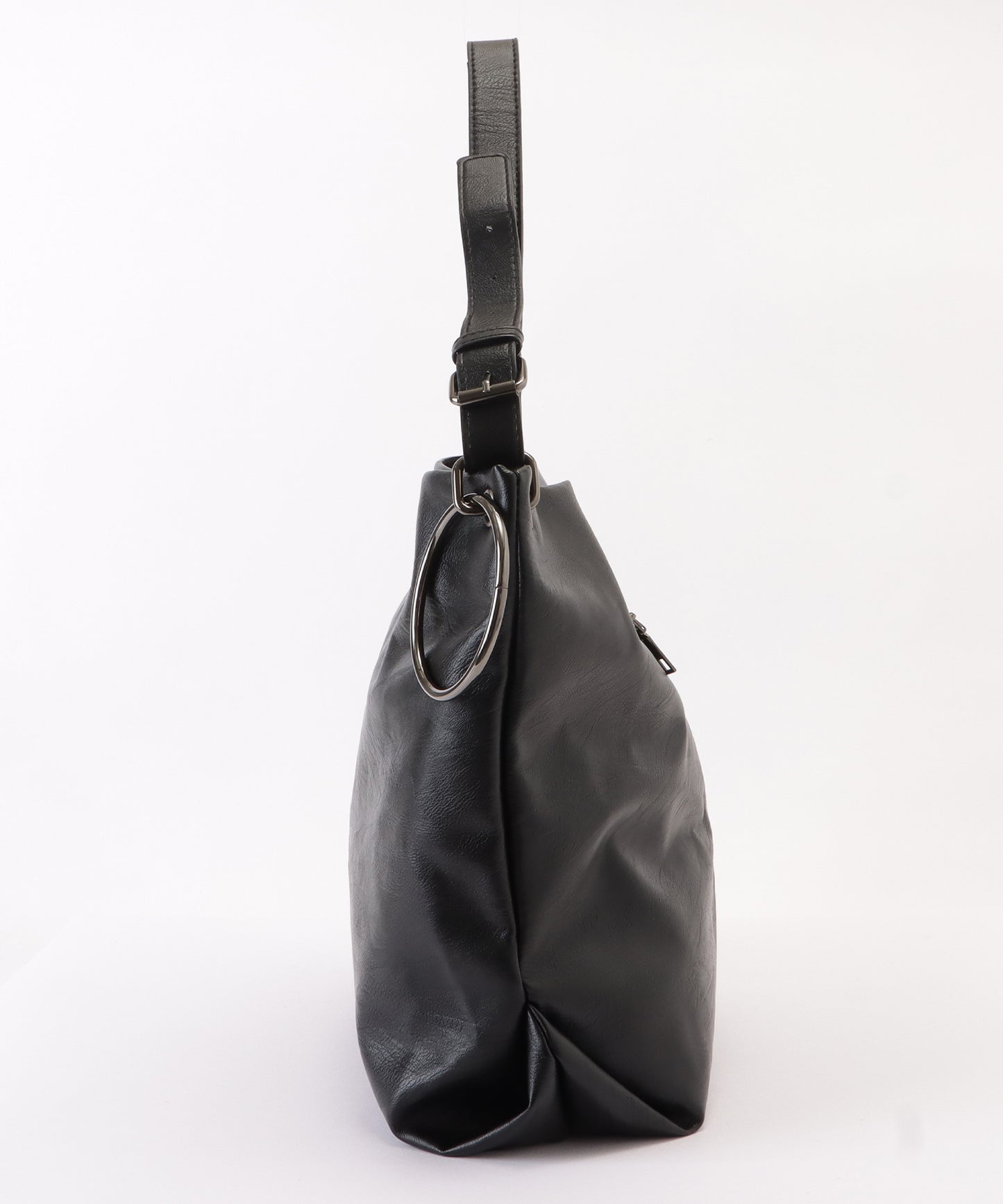 リング付きレザー調ビッグショルダーバッグ