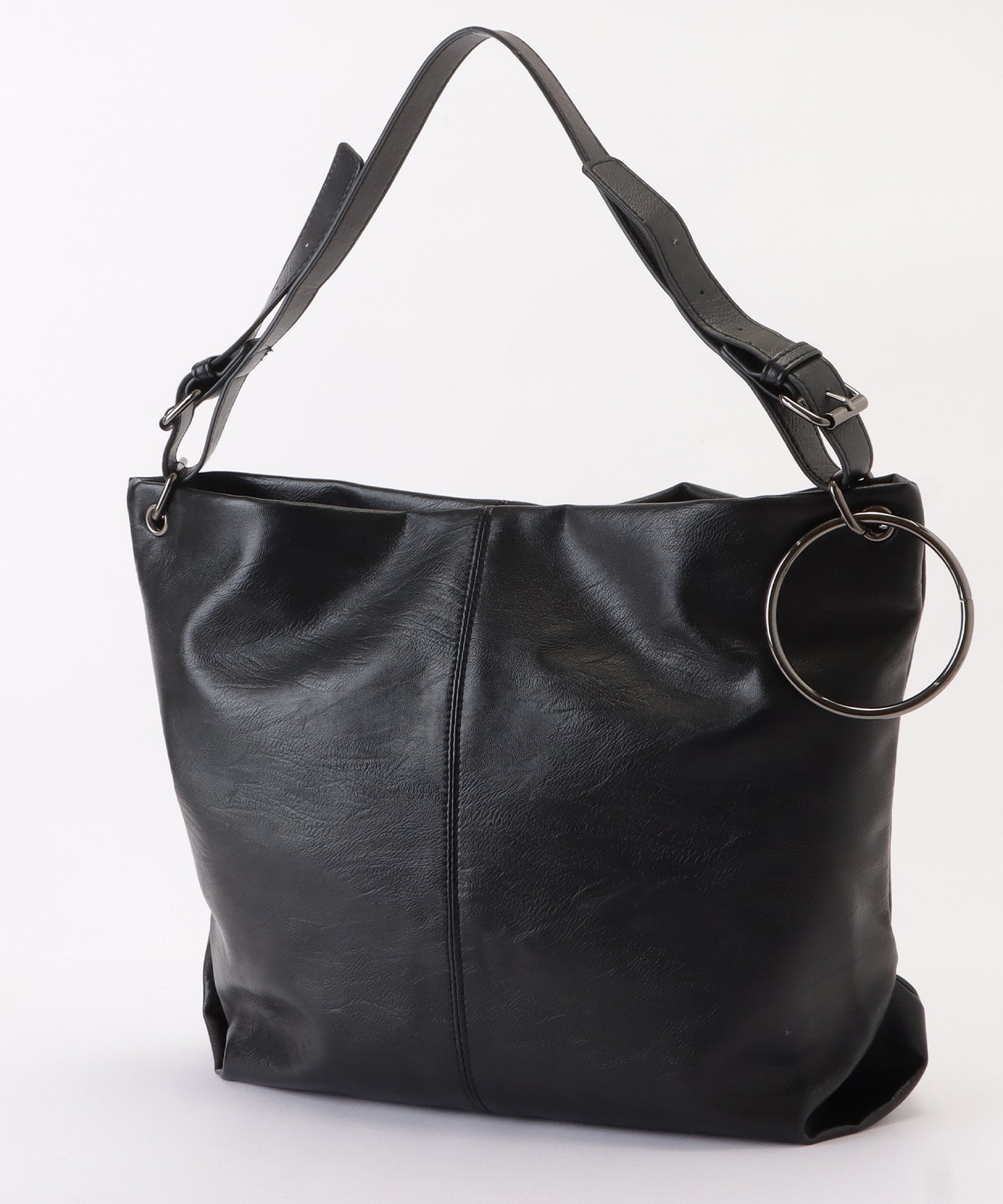 リング付きレザー調ビッグショルダーバッグ