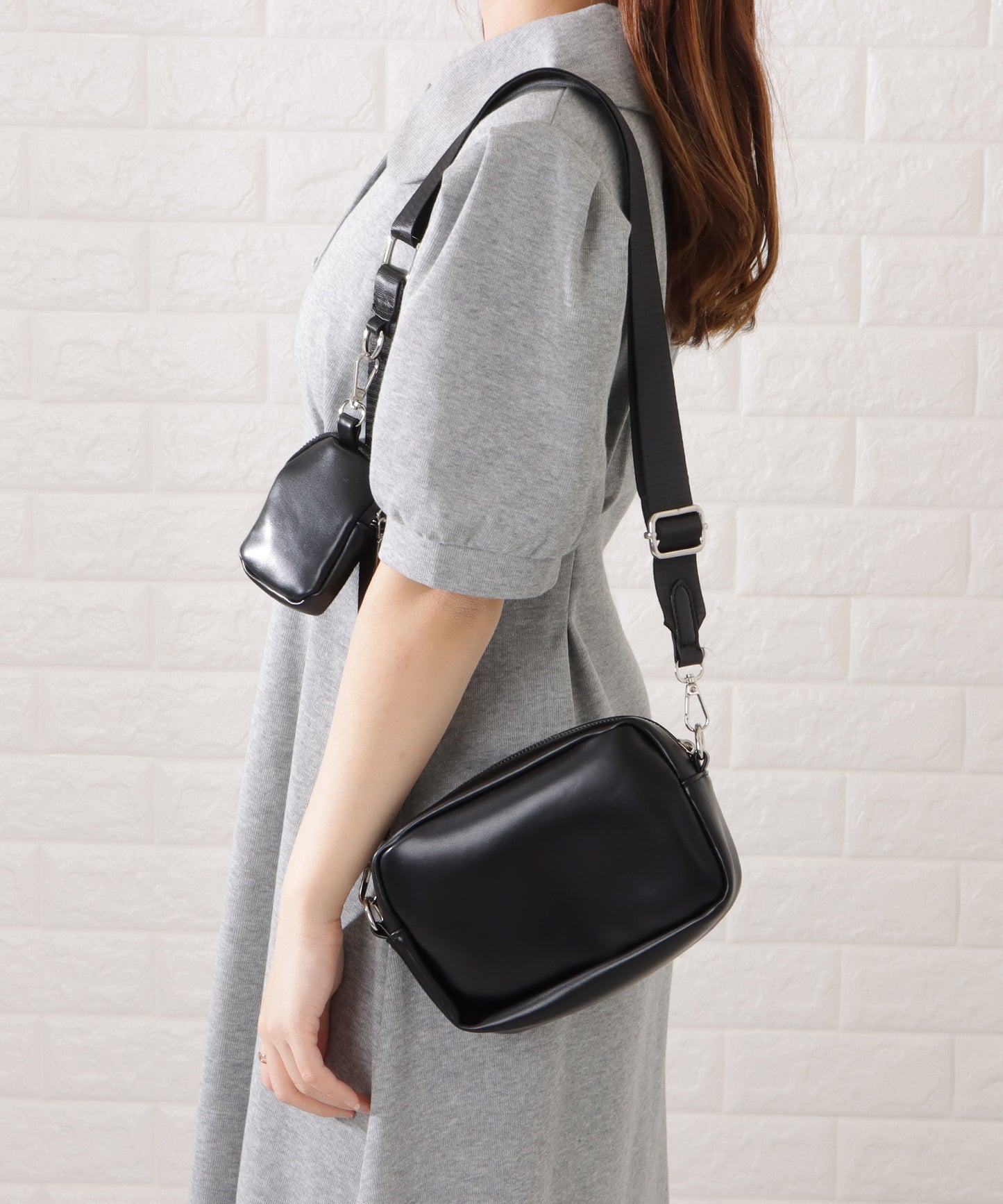 マットレザー調ミニポーチ付きショルダーバッグ