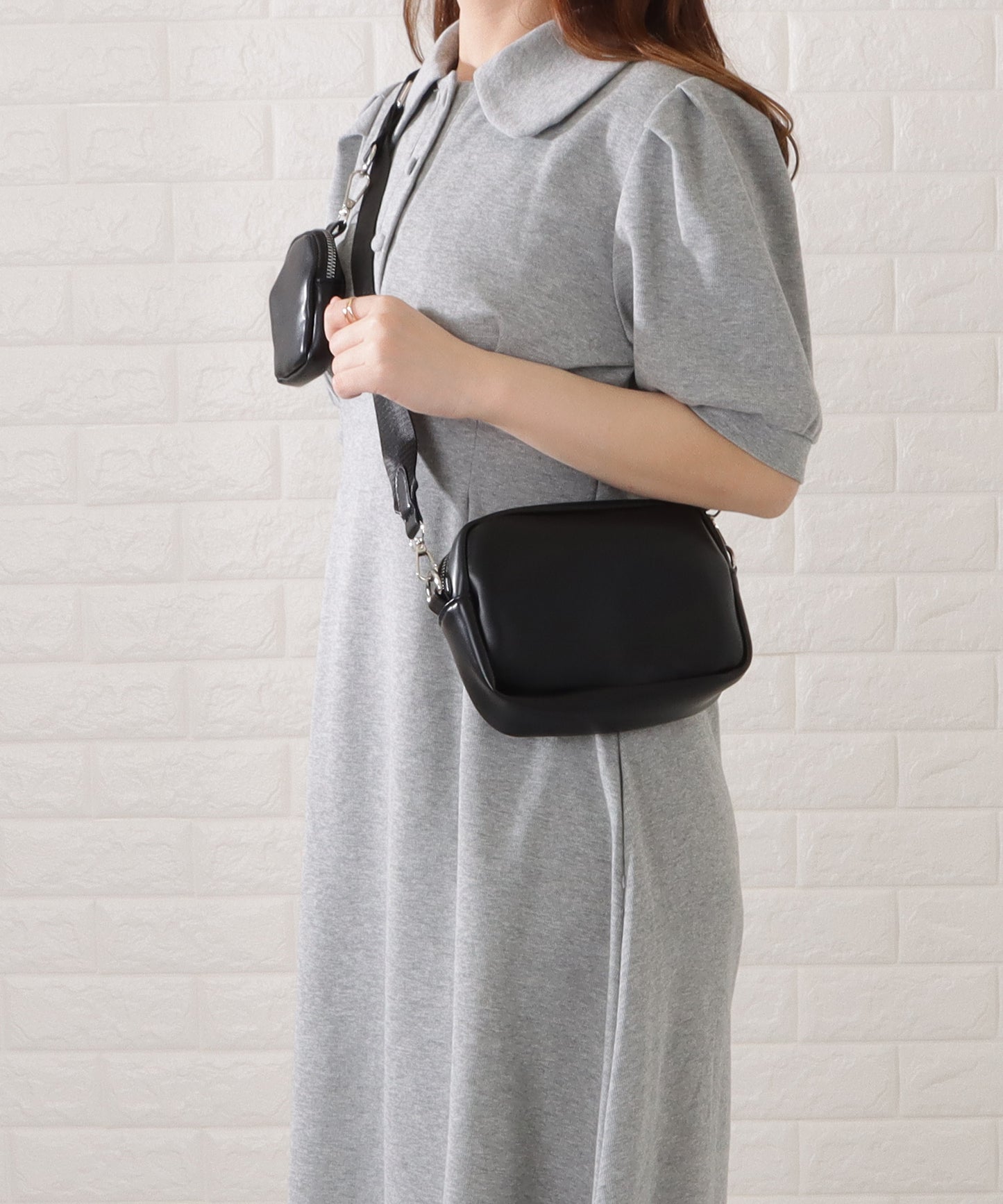 マットレザー調ミニポーチ付きショルダーバッグ