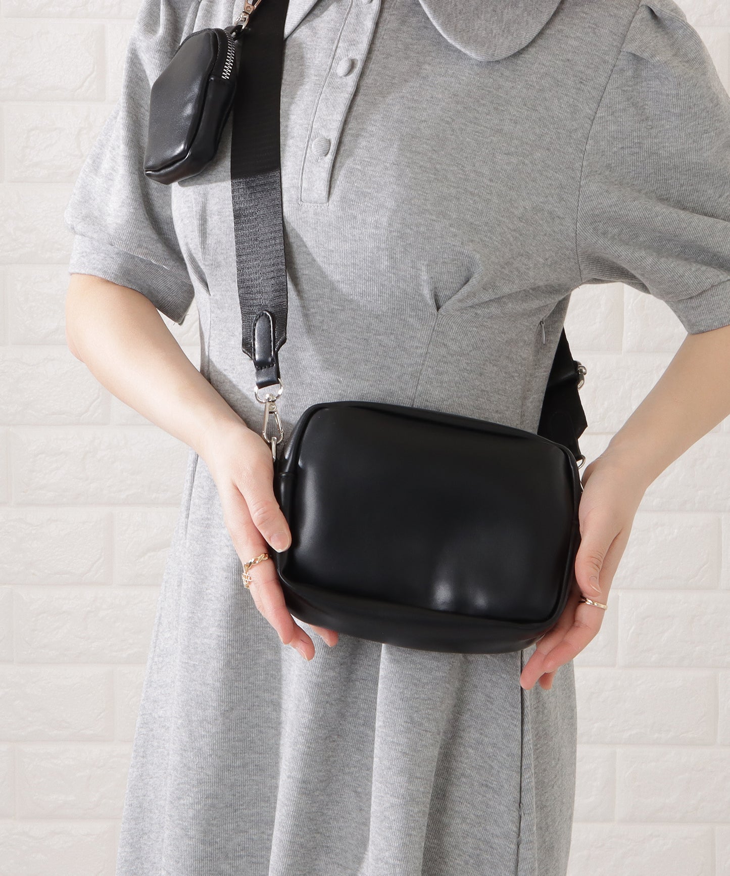 マットレザー調ミニポーチ付きショルダーバッグ