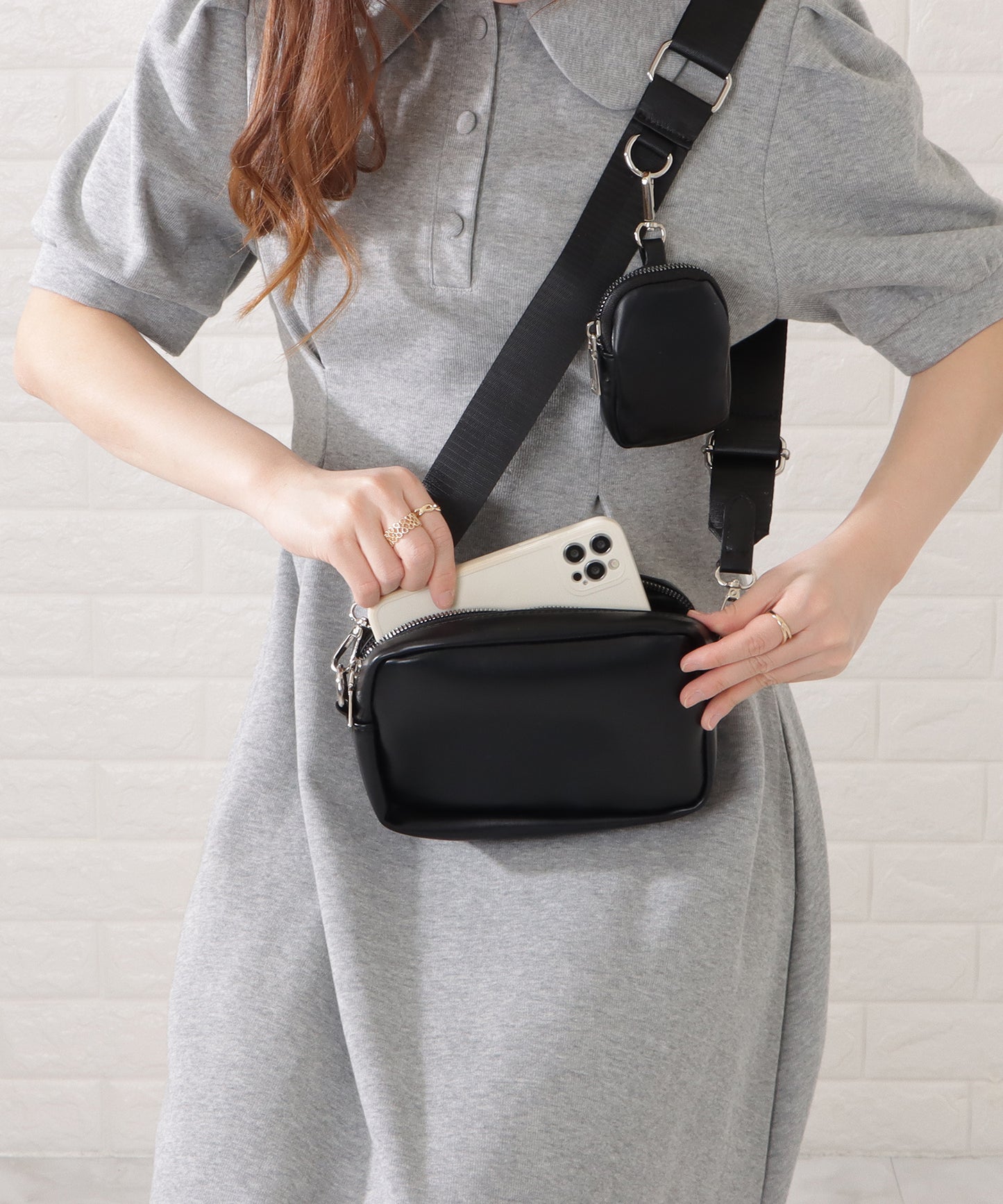 マットレザー調ミニポーチ付きショルダーバッグ